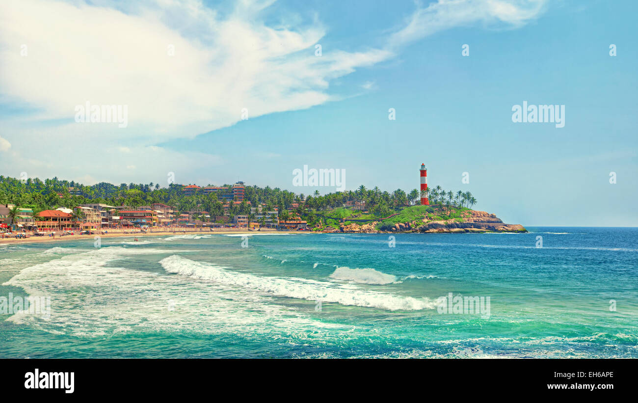Il Kerala provincia beach in India con un vivido il faro in oceano. Filtro creativo influenzare Foto Stock