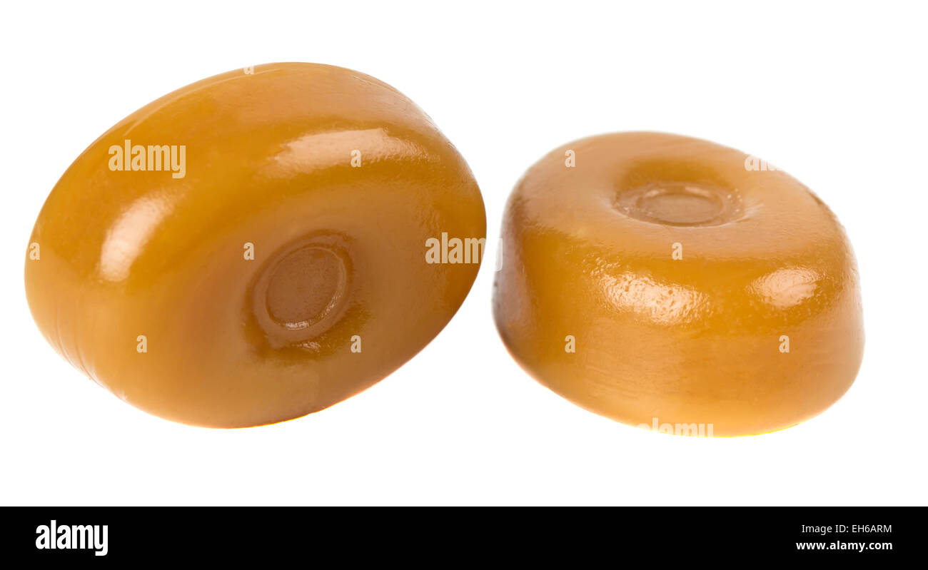 Due caramello caramelle isolati su sfondo bianco Foto Stock