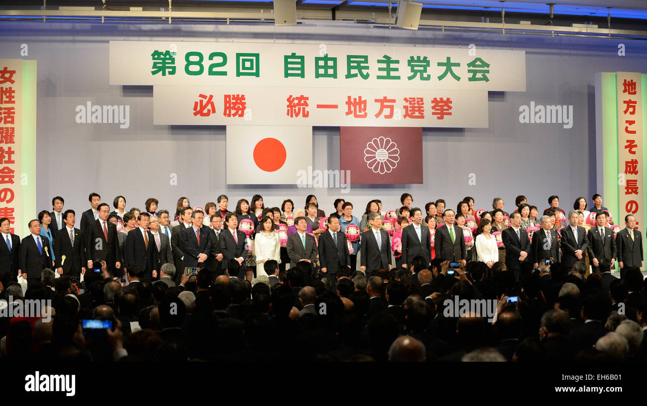 Tokyo, Giappone. 8 Mar, 2015. I partecipanti pongono durante la convention annuale del Partito liberale democratico (LDP), a Tokyo in Giappone, 8 marzo 2015. Primo Ministro giapponese Shinzo Abe chiamato Domenica per approfondire la discussione sulla revisione del Giappone Costituzione pacifista come sua sentenza Partito liberale democratico (LDP) ha tenuto la sua convention annuale. © Ma Ping/Xinhua/Alamy Live News Foto Stock