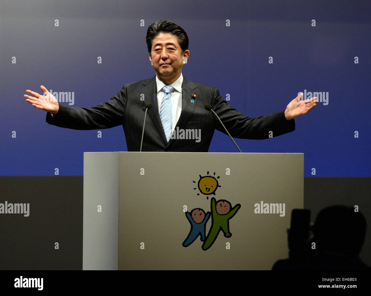 Tokyo, Giappone. 8 Mar, 2015. Primo Ministro giapponese Shinzo Abe offre un discorso durante la convention annuale del Partito liberale democratico (LDP), a Tokyo in Giappone, 8 marzo 2015. Primo Ministro giapponese Shinzo Abe chiamato Domenica per approfondire la discussione sulla revisione del Giappone Costituzione pacifista come sua sentenza Partito liberale democratico (LDP) ha tenuto la sua convention annuale. © Ma Ping/Xinhua/Alamy Live News Foto Stock