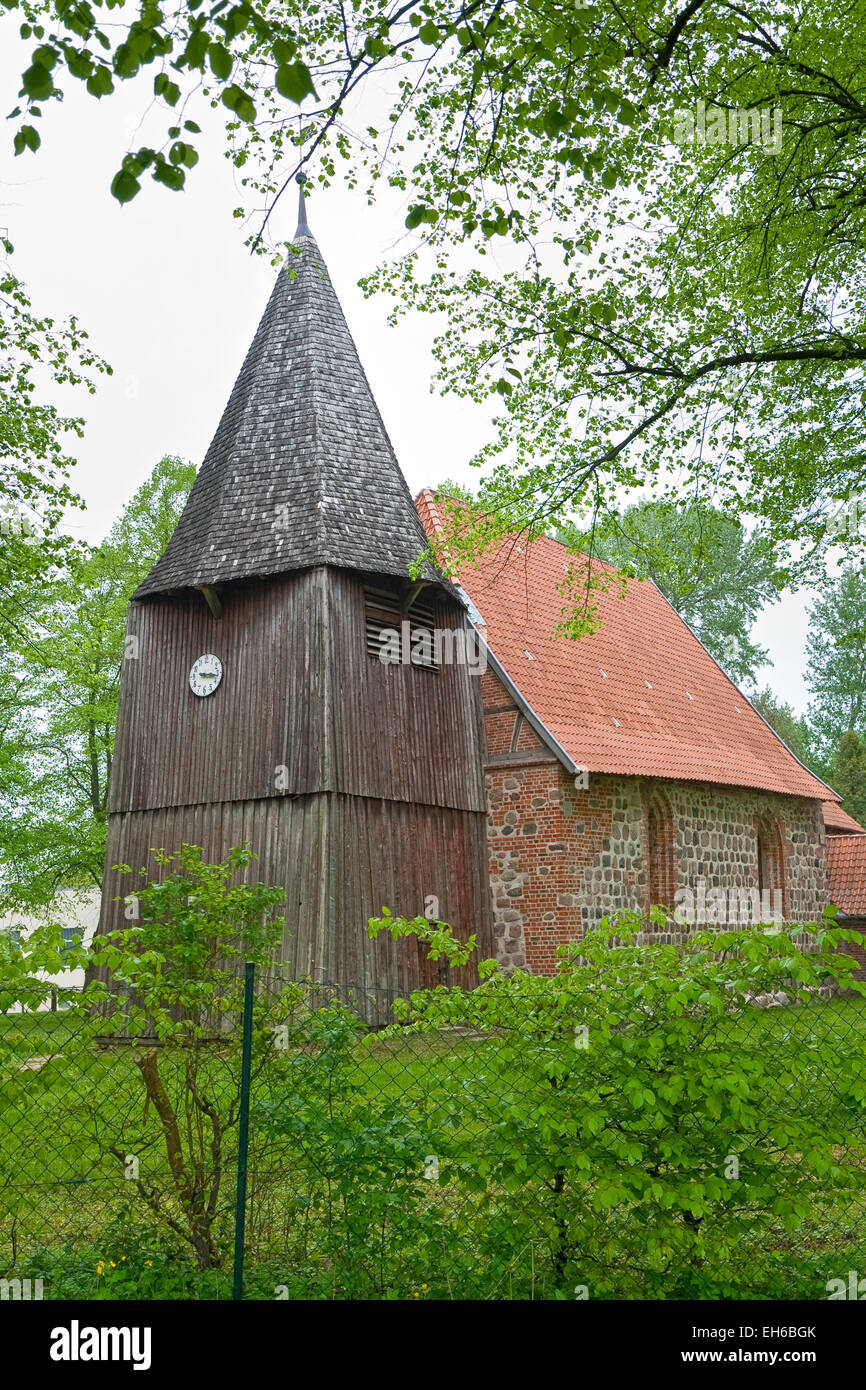 Piccola chiesa con torre di legno. Ripresa dall'ex DDR, Germania Foto Stock