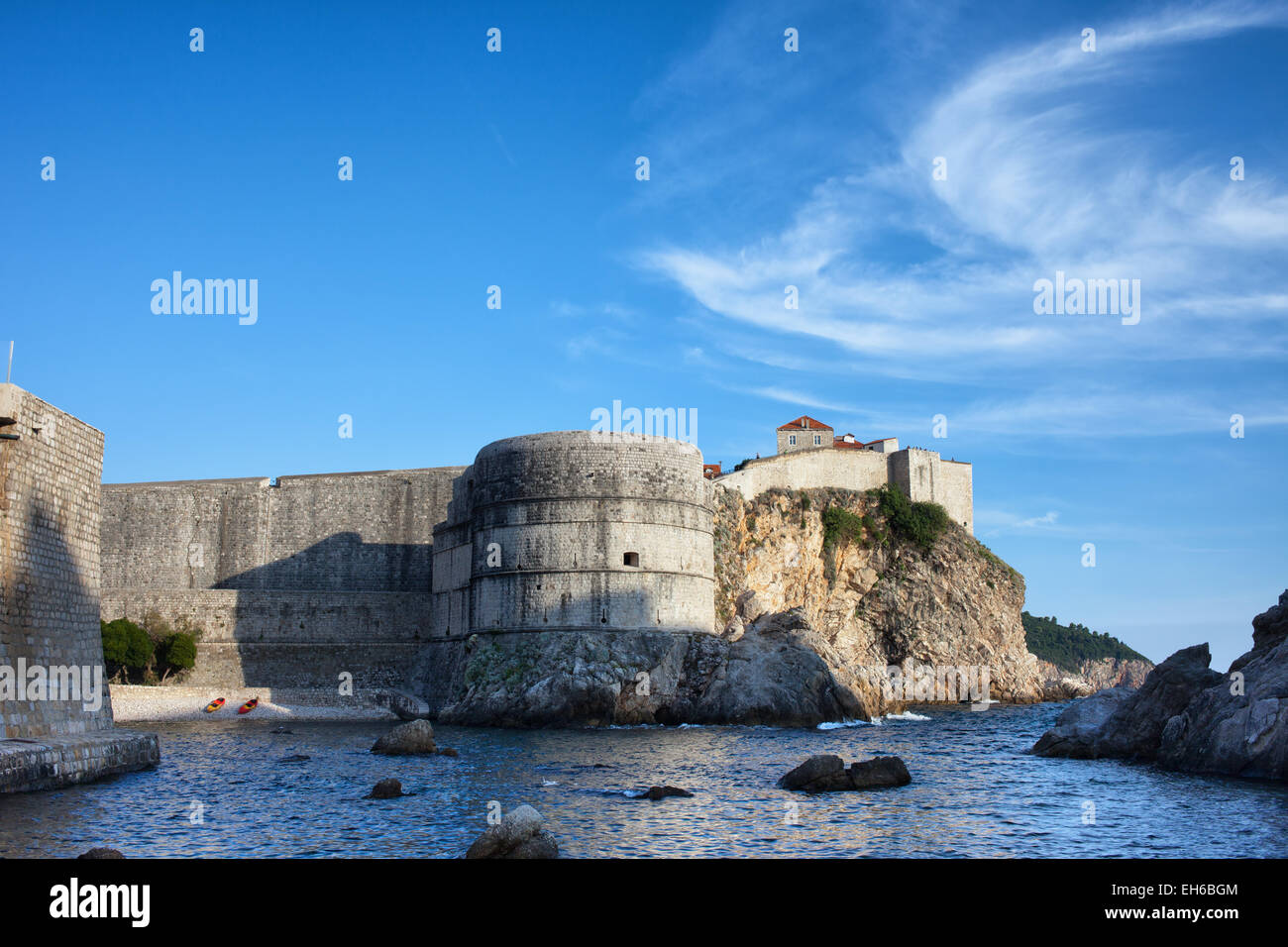 Città vecchia fortificazione di Dubrovnik e sul Mare Adriatico bay in Croazia. Foto Stock