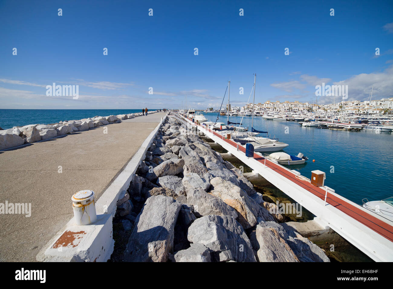 Porto turistico di Puerto Banus e pier sulla Costa del Sol in Spagna, vicino a Marbella. Foto Stock