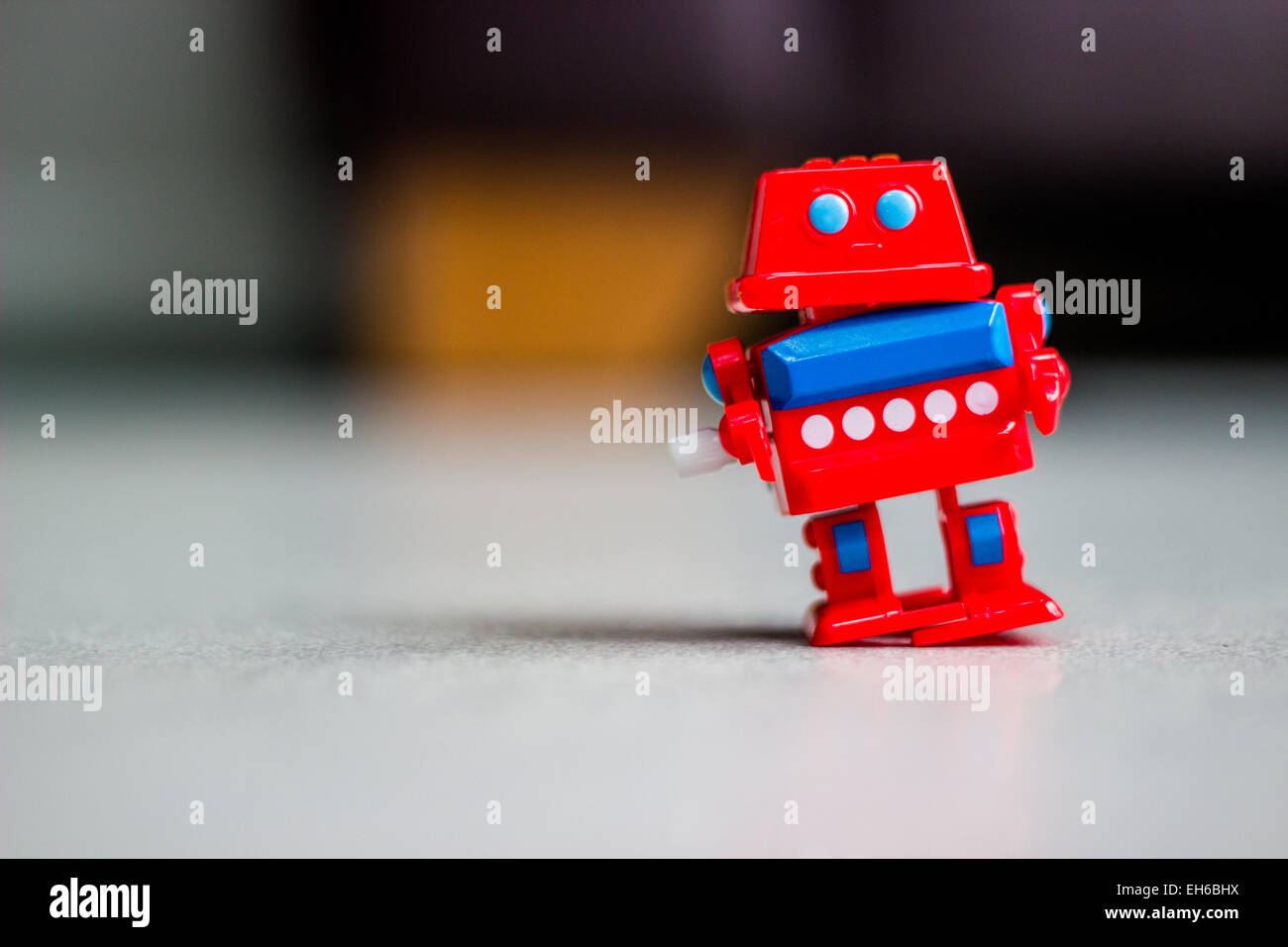 Rosso avvolgi il robot giocattolo Foto Stock