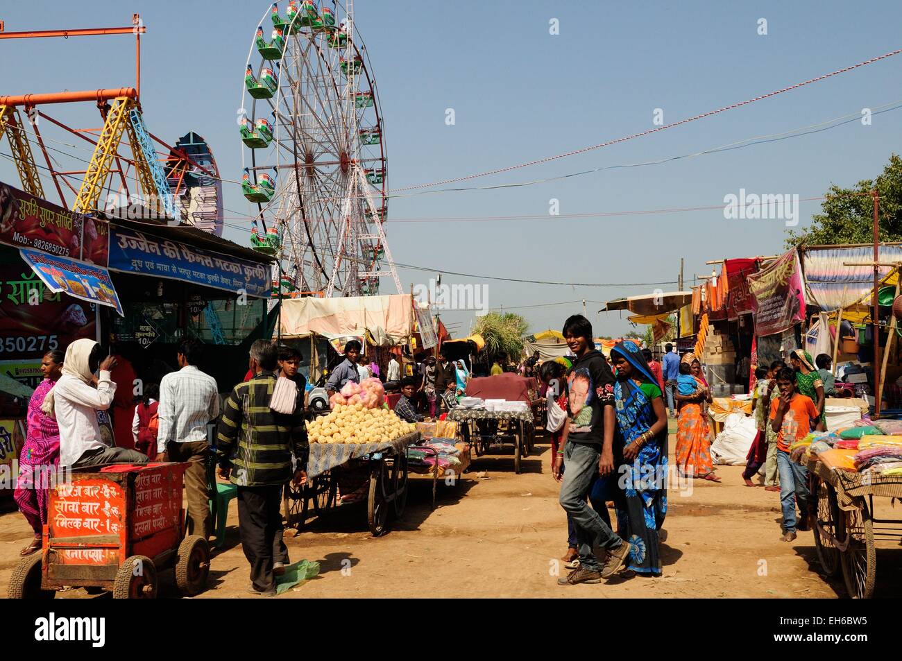 Popolo Indiano a un mercato annuale Fiera e vicino a Città Shahpur Rajasthan in India Foto Stock