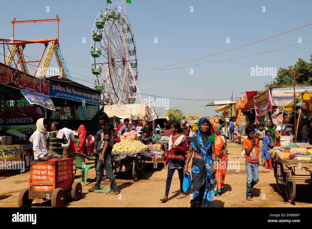 Popolo Indiano a un mercato annuale Fiera e vicino a Città Shahpur Rajasthan in India Foto Stock