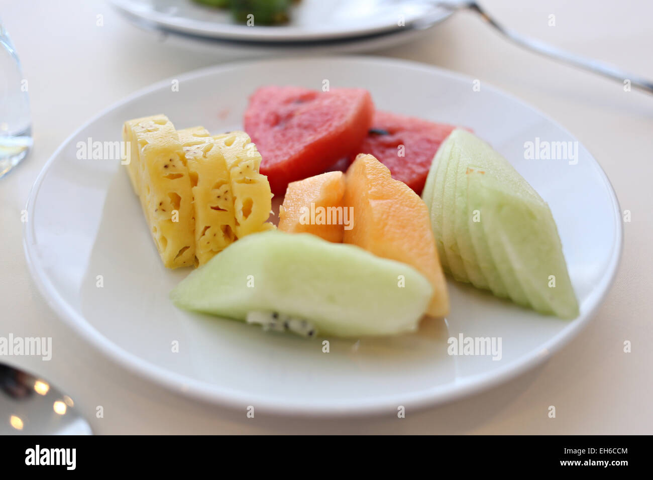 Frutti misti in bianco piatto sul tavolo gli alimenti. Foto Stock