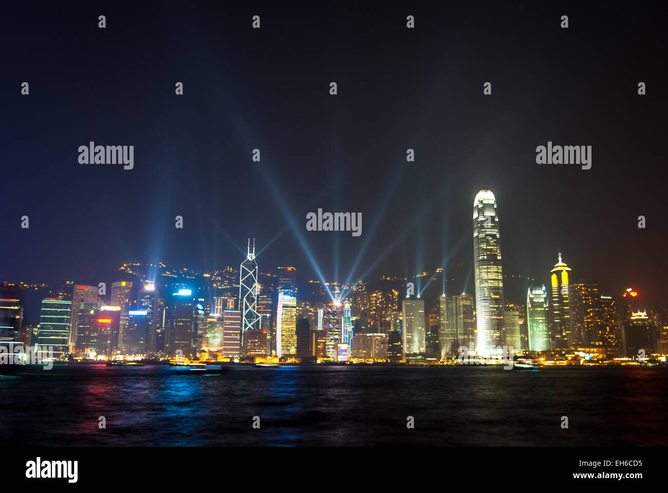 Spettacolare show di luci e suoni al Porto di Hong Kong di notte. Vista da Tsim Sha Tsui promenade a Kowloon Foto Stock