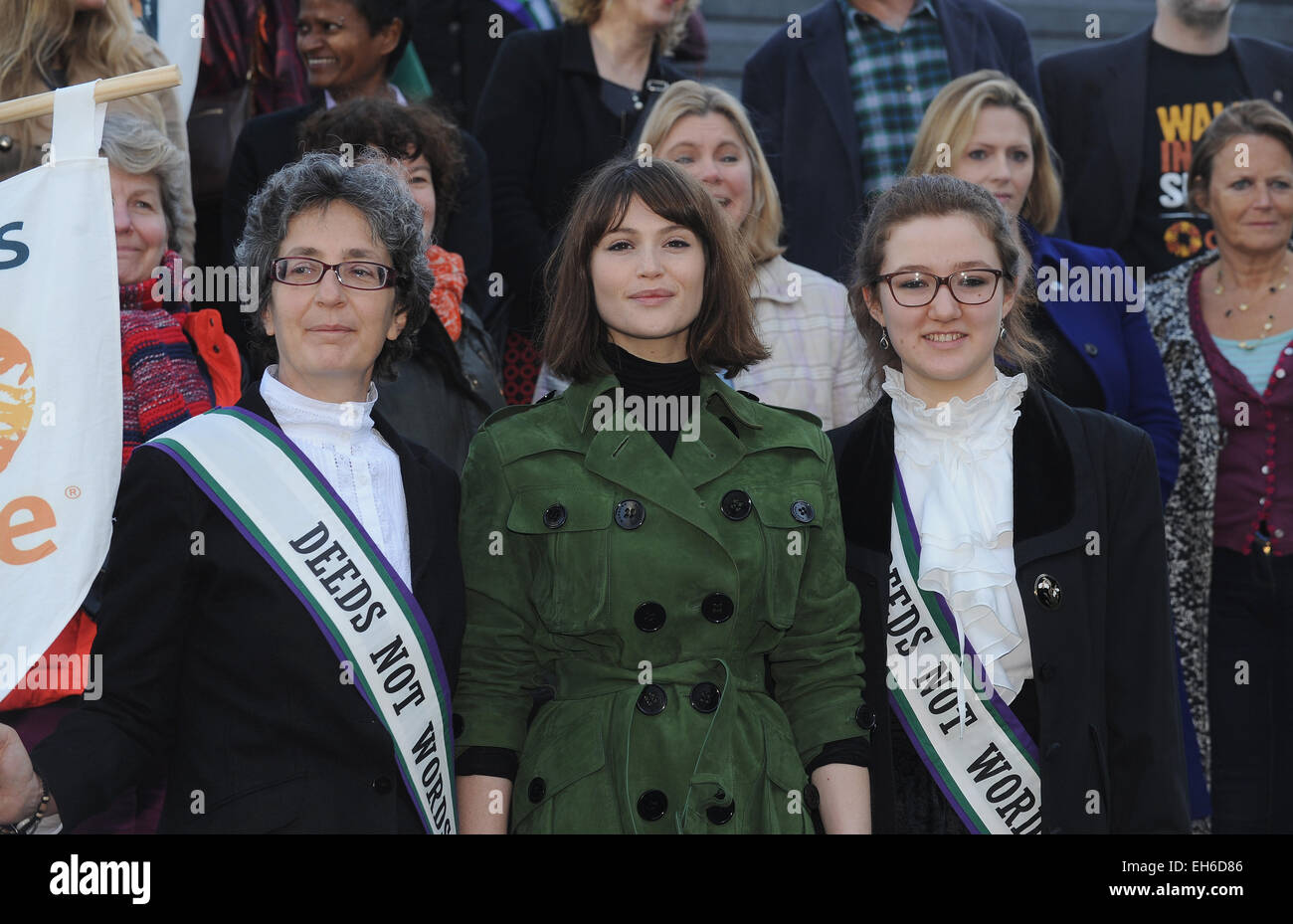 8 marzo 2015 - Londra, Inghilterra, Regno Unito - Helen Pankhurst e Gemma Arterton unire xxi secolo suffragettes nonché due discendenti di Emmeline Pankhurst a marzo a sostegno della Giornata internazionale della donna in corrispondenza del convogliatore. (Credito Immagine: © ZUMA filo) Foto Stock