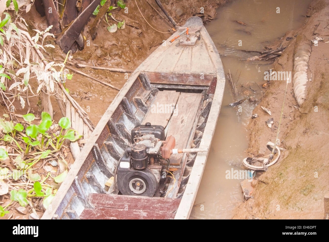 Una barca a terra, presso il fiume Mekong in Vietnam Foto Stock