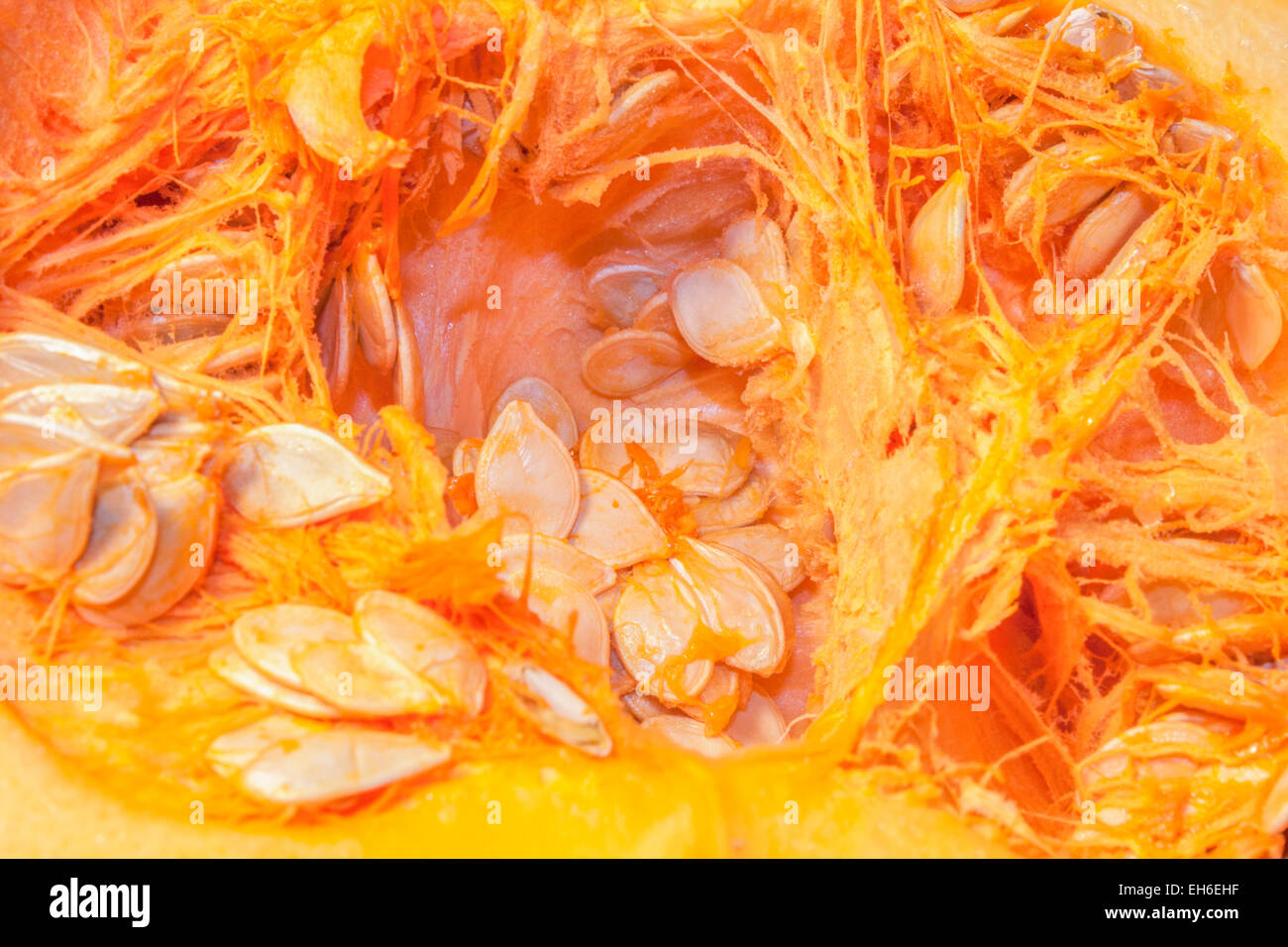 Arancione zucca mezza piena di salutare i semi di zucca Foto Stock