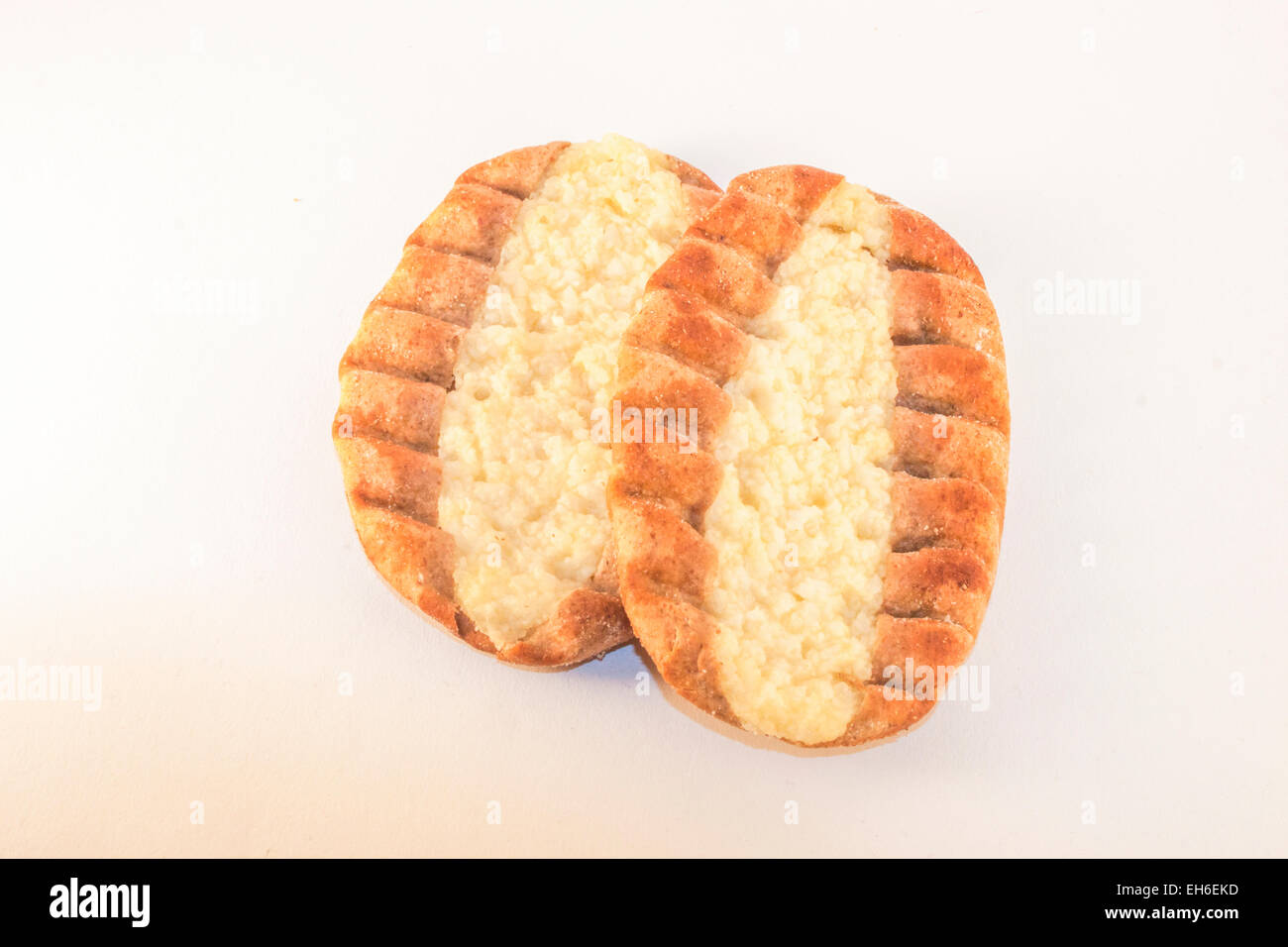 Due karelian pastys, isolato su sfondo bianco Foto Stock