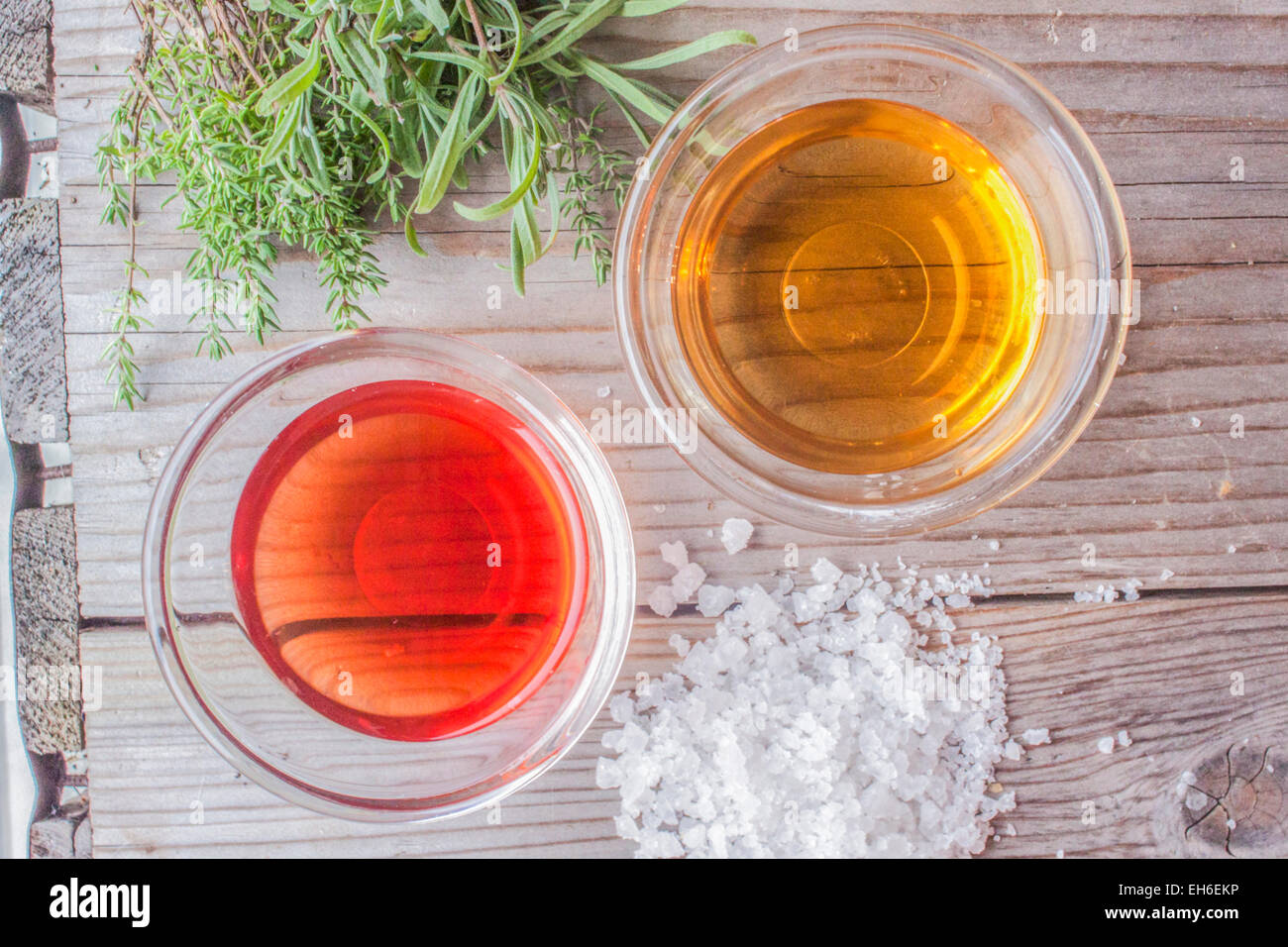 Apple- e aceto di vino rosso, nei pressi di timo, rosmarino e sale di roccia Foto Stock