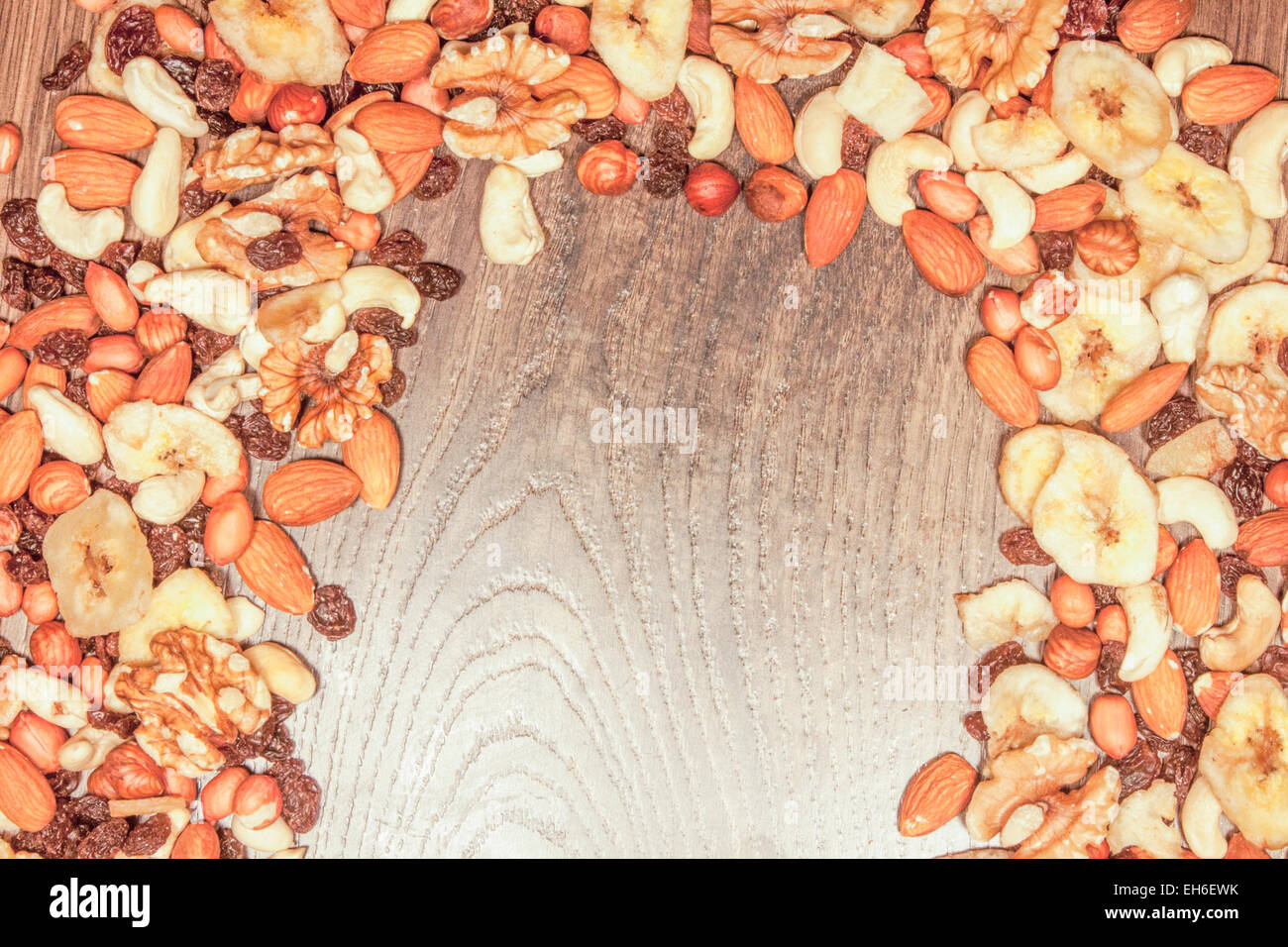 Il dado mix di cibo e di sfondo per il testo, sulla massa di legno Foto Stock