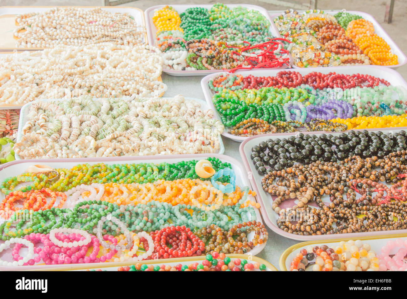 Un sacco di braccialetti colorati, in un mercato Foto Stock