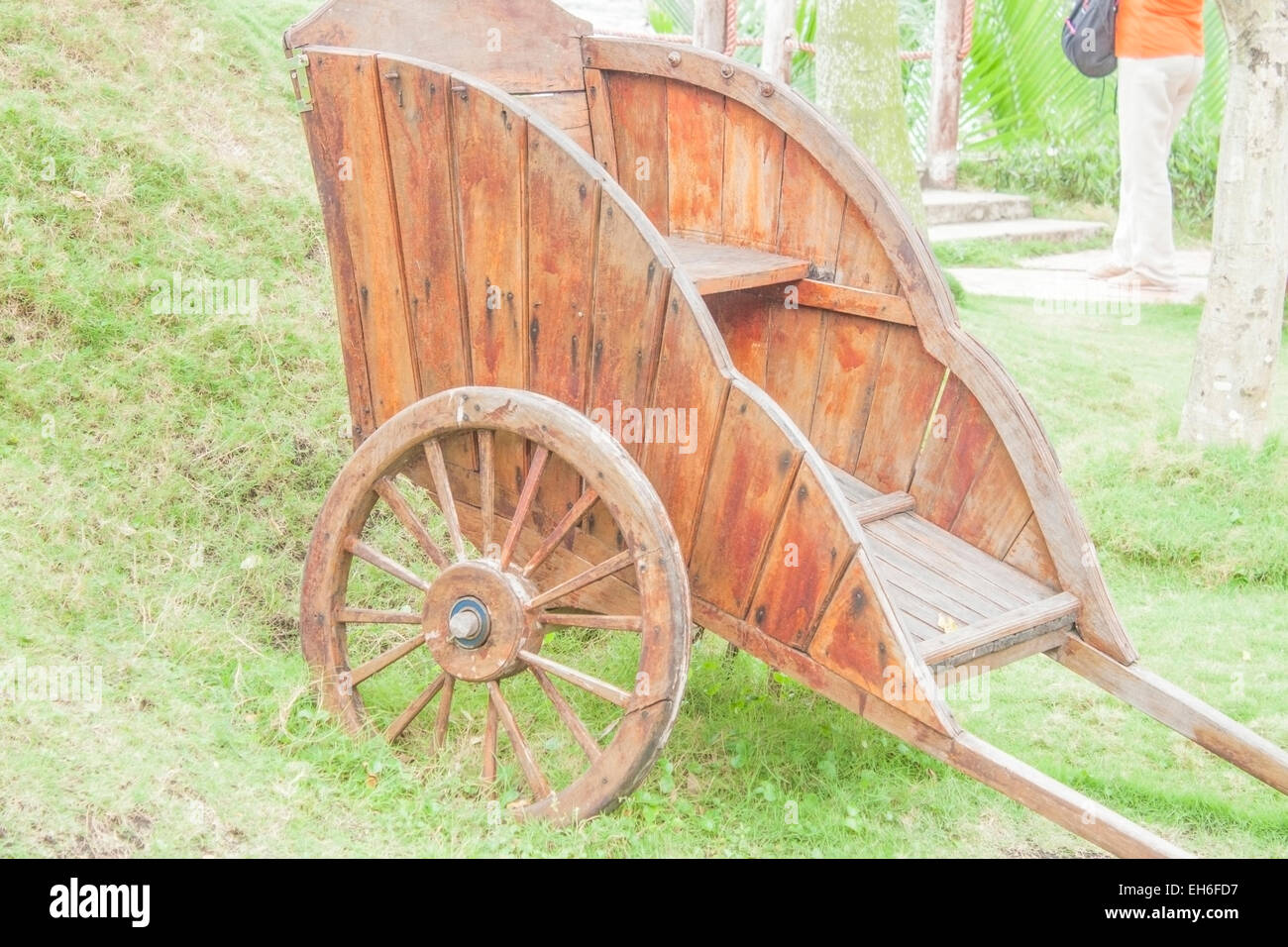 Un marrone, carro in legno, su erba verde Foto Stock