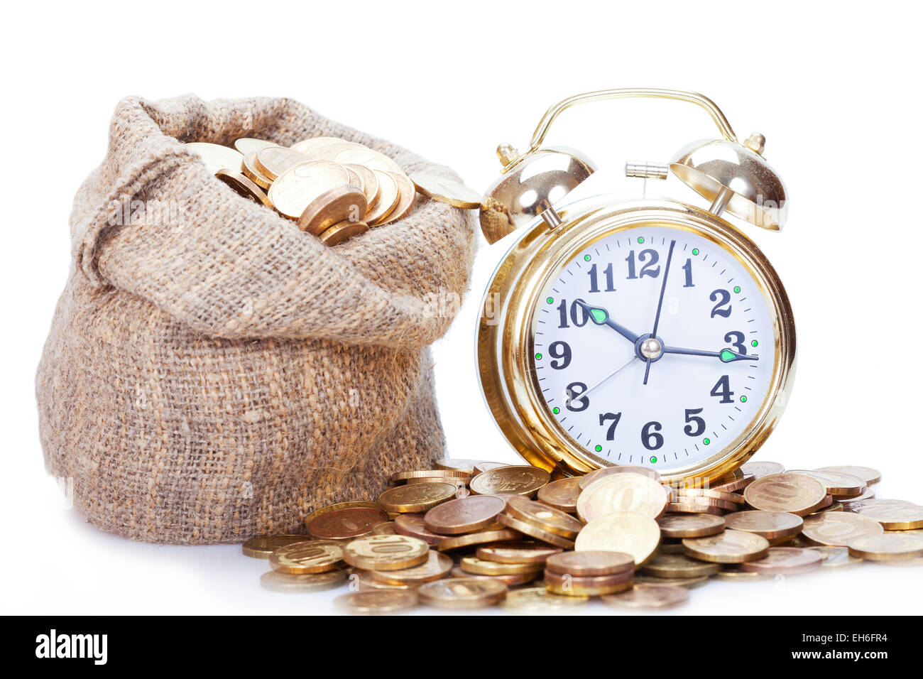 Grande golden sveglia si affaccia sulle monete. Il tempo è denaro Foto Stock