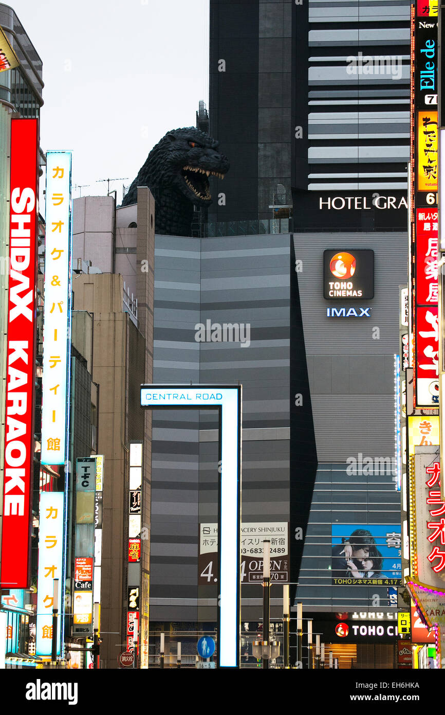Tokyo, Giappone. 8 Marzo, 2015. Un gigante Godzilla testa sul display in un tetto di Shinjuku il 8 marzo 2015, Tokyo, Giappone. Una dimensione di vita Godzilla cime di testa un nuovo TOHO CINEMA edificio in Tokyo, che sarà aperto nel mese di aprile. Accanto alla costruzione di un nuovo Hotel Gracery Shinjuku aprirà le sue porte il 24 aprile offerta speciale "Godzilla Camere Vista", dove gli ospiti possono vedere la testa del mostro dalle loro finestre. I prezzi per le camere a partire da 15.000 yen (124 USD) per notte. Credito: Rodrigo Reyes Marin/AFLO/Alamy Live News Foto Stock