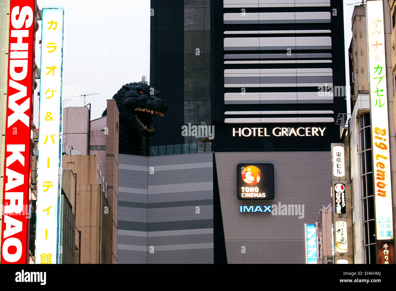 Tokyo, Giappone. 8 Marzo, 2015. Un gigante Godzilla testa sul display in un tetto di Shinjuku il 8 marzo 2015, Tokyo, Giappone. Una dimensione di vita Godzilla cime di testa un nuovo TOHO CINEMA edificio in Tokyo, che sarà aperto nel mese di aprile. Accanto alla costruzione di un nuovo Hotel Gracery Shinjuku aprirà le sue porte il 24 aprile offerta speciale "Godzilla Camere Vista", dove gli ospiti possono vedere la testa del mostro dalle loro finestre. I prezzi per le camere a partire da 15.000 yen (124 USD) per notte. Credito: Rodrigo Reyes Marin/AFLO/Alamy Live News Foto Stock