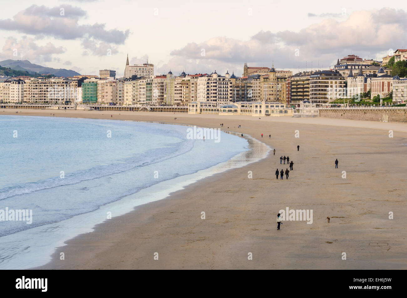 Sunset beach walkers su Playa de la Concha, San Sebastian, Spagna Foto Stock