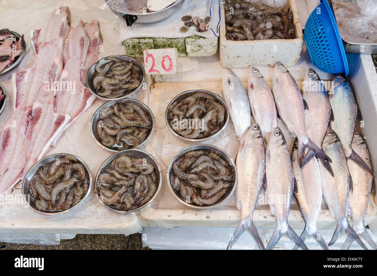 Dettaglio di pesce fresco e frutti di mare in negozio per i vicoli del centro, isola di Hong Kong, Hong Kong Foto Stock
