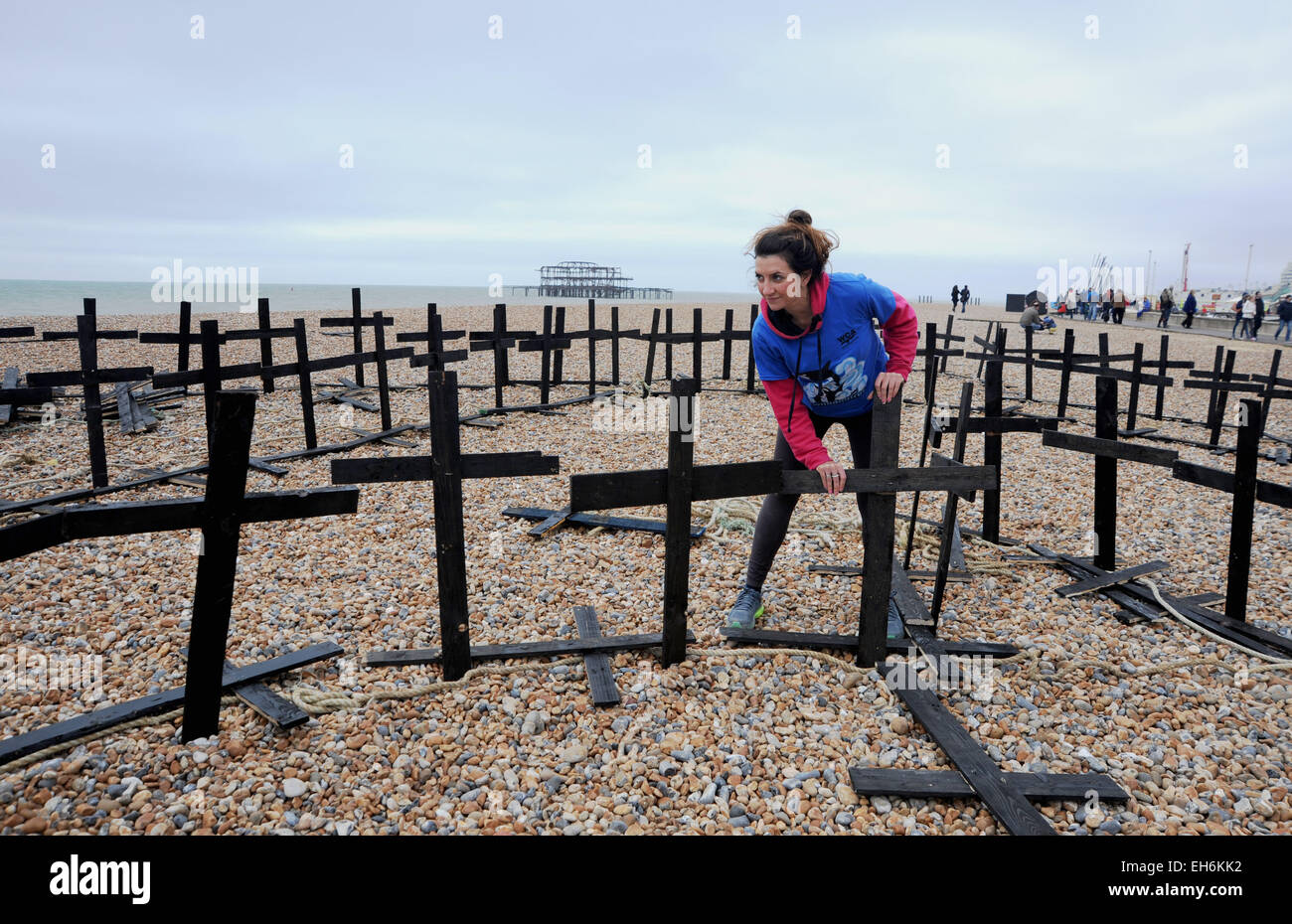 Brighton, Regno Unito. 8 Marzo, 2015. Rebecca Belleni project manager dal mondo Cetacean Alliance aiuta a costruire un cimitero di balena sulla spiaggia di Brighton per evidenziare la sorte delle balene nel mondo di oggi Foto Stock