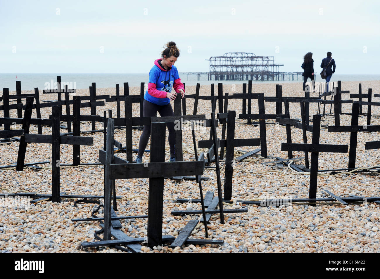 Brighton, Regno Unito. 8 Marzo, 2015. Rebecca Belleni project manager dal mondo Cetacean Alliance aiuta a costruire un cimitero di balena sulla spiaggia di Brighton per evidenziare la sorte delle balene nel mondo di oggi Foto Stock