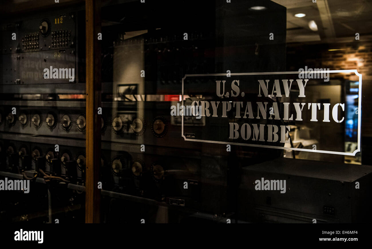 Annapolis Junction, Maryland, Stati Uniti d'America. 02Mar, 2015. Il codice di rottura di U.S. Marina di bombe crittoanalitiche è visualizzato al National Cryptologic Museum a Ft. George M. Meade, Maryland. Un braccio della National Security Agency, il museo ospita una collezione di migliaia di artefatti cryptology, inclusi numerosi tedesco macchine Enigma, che hanno occupato un posto preminente nel film "Il gioco di imitazione. © Brian Cahn/ZUMA filo/Alamy Live News Foto Stock