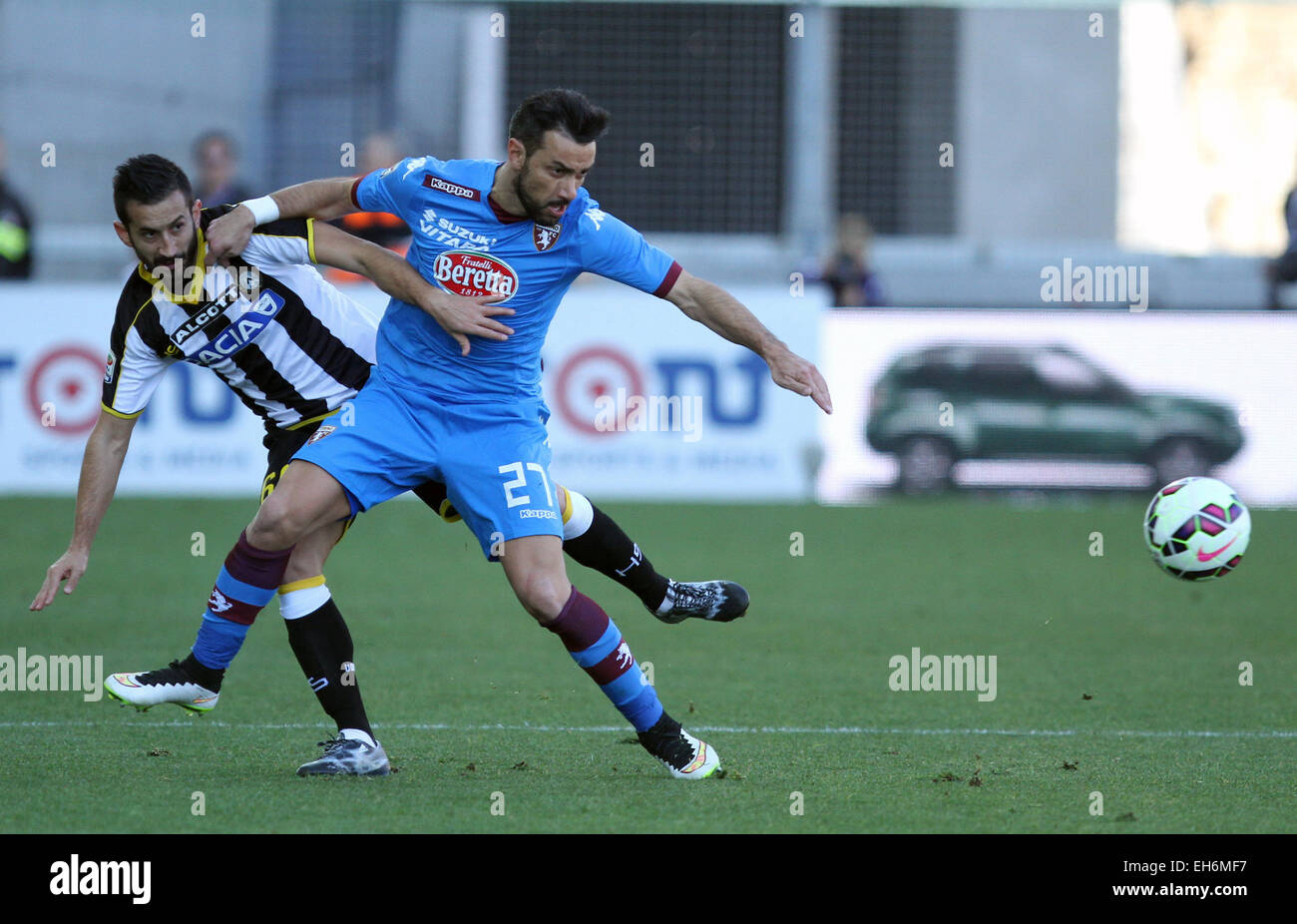 Udine, Italia. 8 Marzo, 2015. Di Torino in avanti Fabio Quagliarella lotta per una sfera con l'Udinese il centrocampista Giampiero Pinzi durante il campionato italiano di una partita di calcio tra Udinese e Torino domenica 08 marzo 2015 in Friuli Stadium. Credito: Andrea Spinelli/Alamy Live News Foto Stock