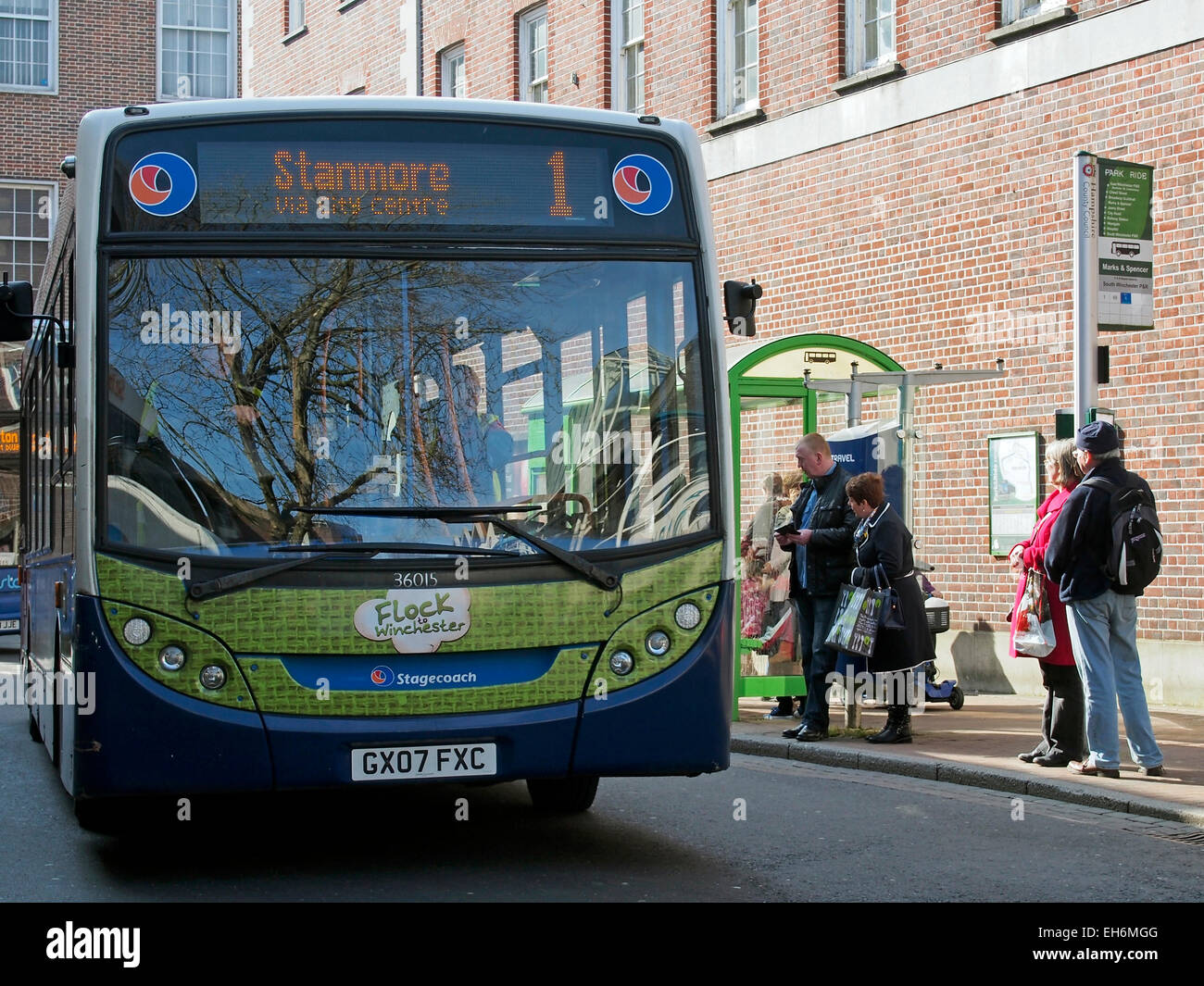 Stagecoach service bus si ferma ad una fermata del bus in mezzo Brook Street zona pedonale in Winchester, Hampshire. Foto Stock