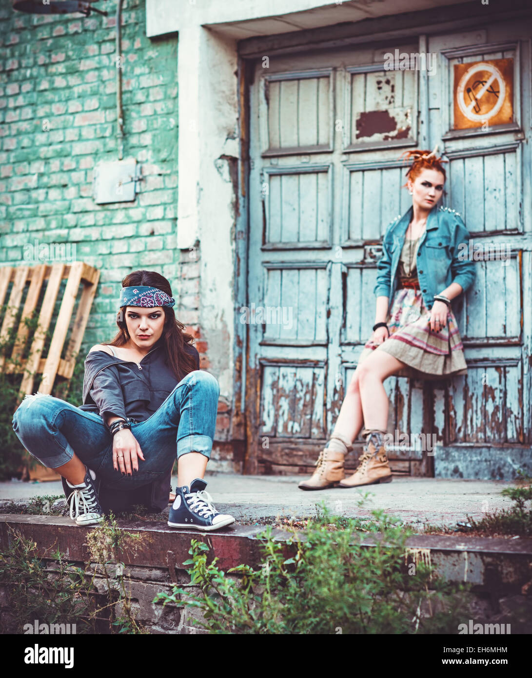 Due belle ragazze grunge tra rovine industriali Foto Stock