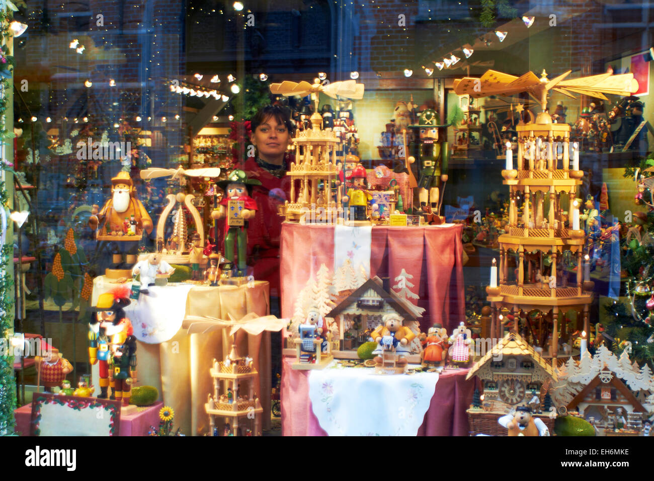 La donna guarda attraverso Vetrina negozio giocattolo di Bruges. Belgio Foto Stock