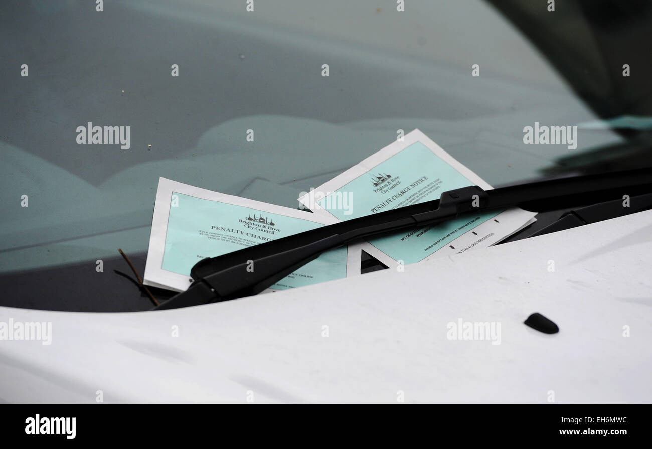Auto con due parcheggi ammenda o della penalità avvisi sotto il tergicristallo del parabrezza Foto Stock