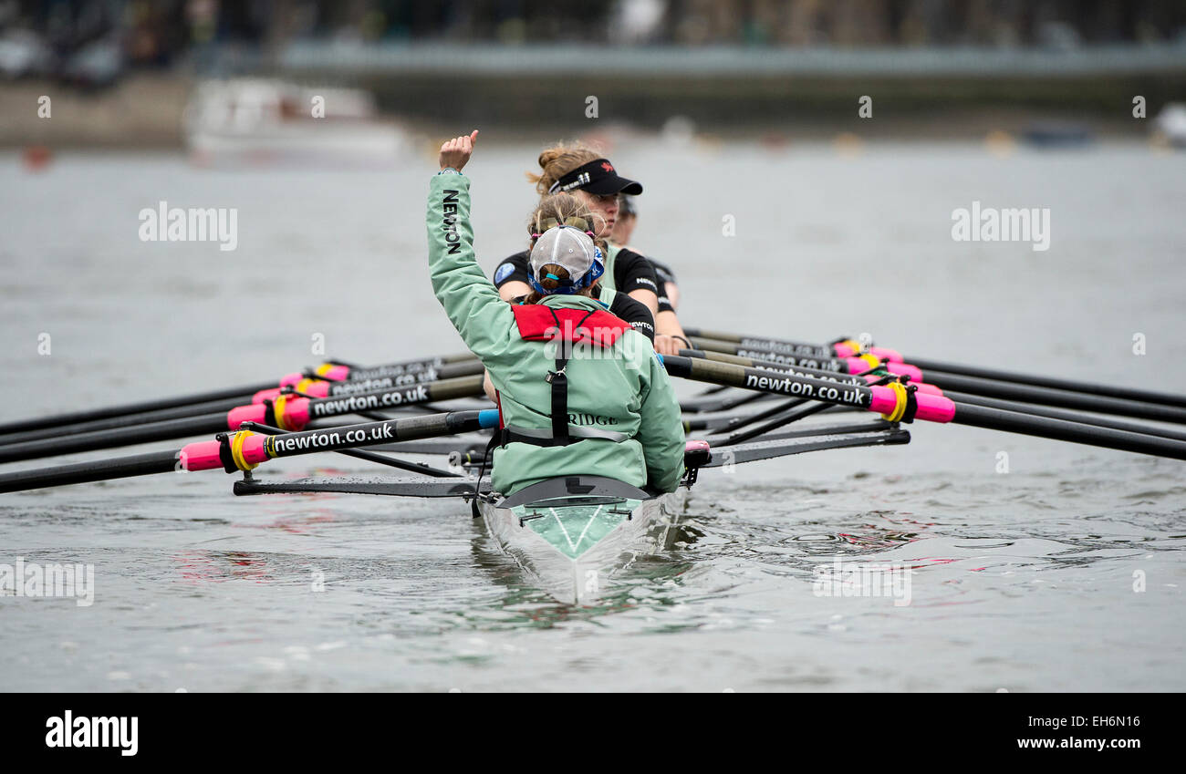 Londra, Regno Unito. 8 Marzo, 2015. Università Womens Boat Club all inizio della loro attrezzatura contro. Imperial College. CUWBC: [Bow] Hannah Evans, [2] Ashton Brown, [3] Caroline Reid, [4] Claire Watkins, [5] Melissa Wilson, [6] Holly Hill, [7] Hannah Roberts, [ictus] Fanny Belais, [Cox] Rosmarino Ostfeld. Credito: Stephen Bartolomeo/Alamy Live News Foto Stock