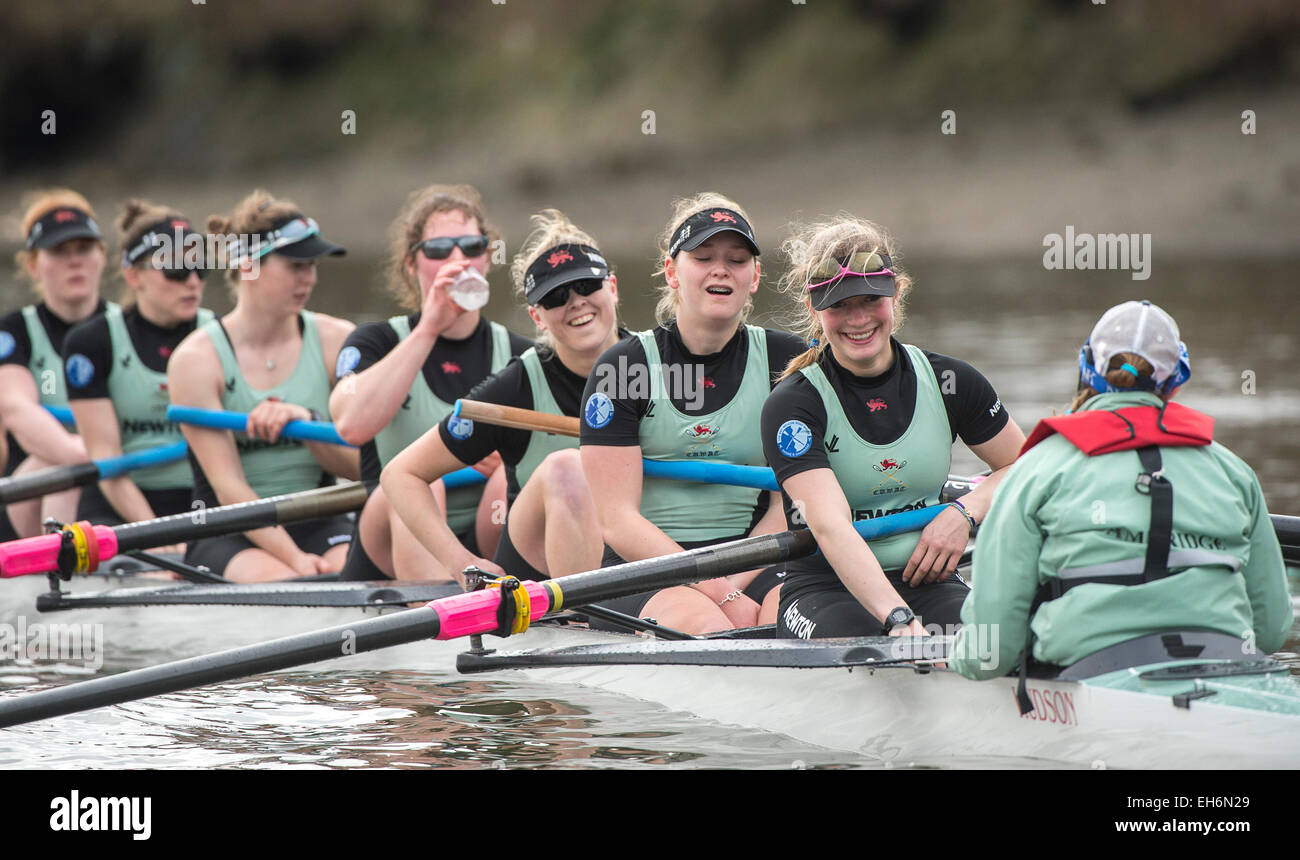 Londra, Regno Unito. 8 Marzo, 2015. Cambridge University Womens Boat Club dopo la loro attrezzatura contro. Imperial College. CUWBC: [Bow] Hannah Evans, [2] Ashton Brown, [3] Caroline Reid, [4] Claire Watkins, [5] Melissa Wilson, [6] Holly Hill, [7] Hannah Roberts, [ictus] Fanny Belais, [Cox] Rosmarino Ostfeld. Credito: Stephen Bartolomeo/Alamy Live News Foto Stock