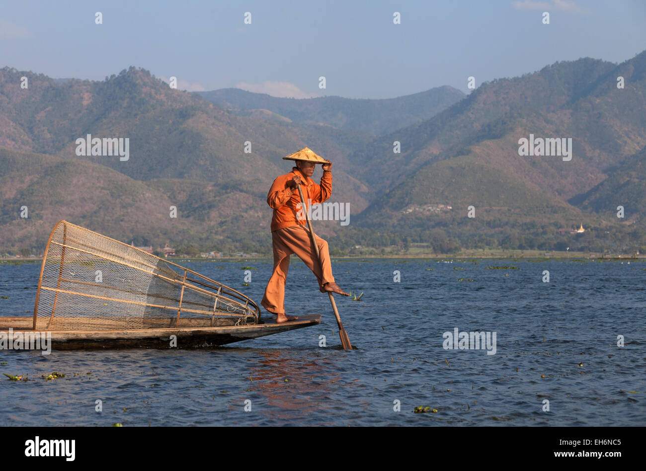 Lago Inle gamba pescatore di canottaggio, pesca Lago Inle, Myanmar ( Birmania ), Asia Foto Stock