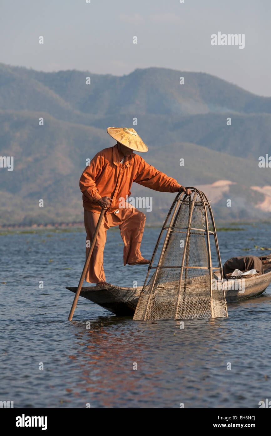 Lago Inle gamba pescatore di canottaggio, pesca Lago Inle, Myanmar ( Birmania ), Asia Foto Stock