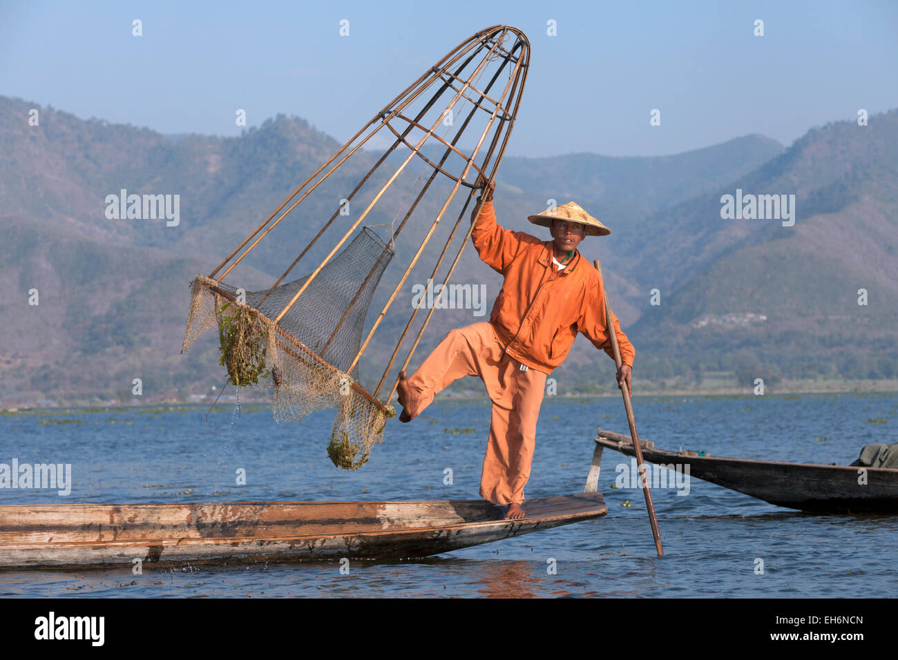 Lago Inle gamba pescatore di canottaggio, pesca Lago Inle, Myanmar ( Birmania ), Asia Foto Stock
