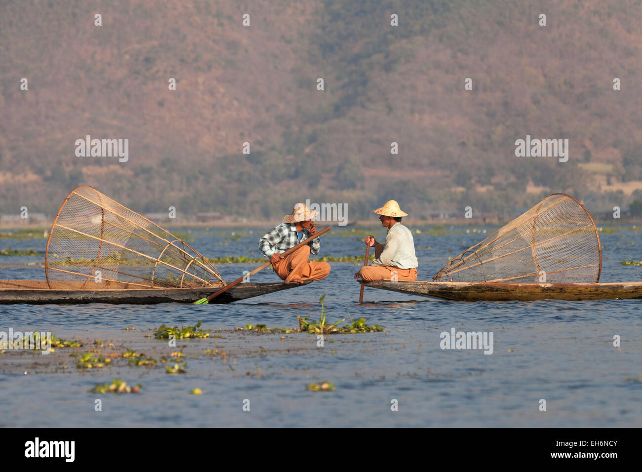 Due gambe pescatori di canottaggio sul Lago Inle, Myanmar ( Birmania ), Asia Foto Stock