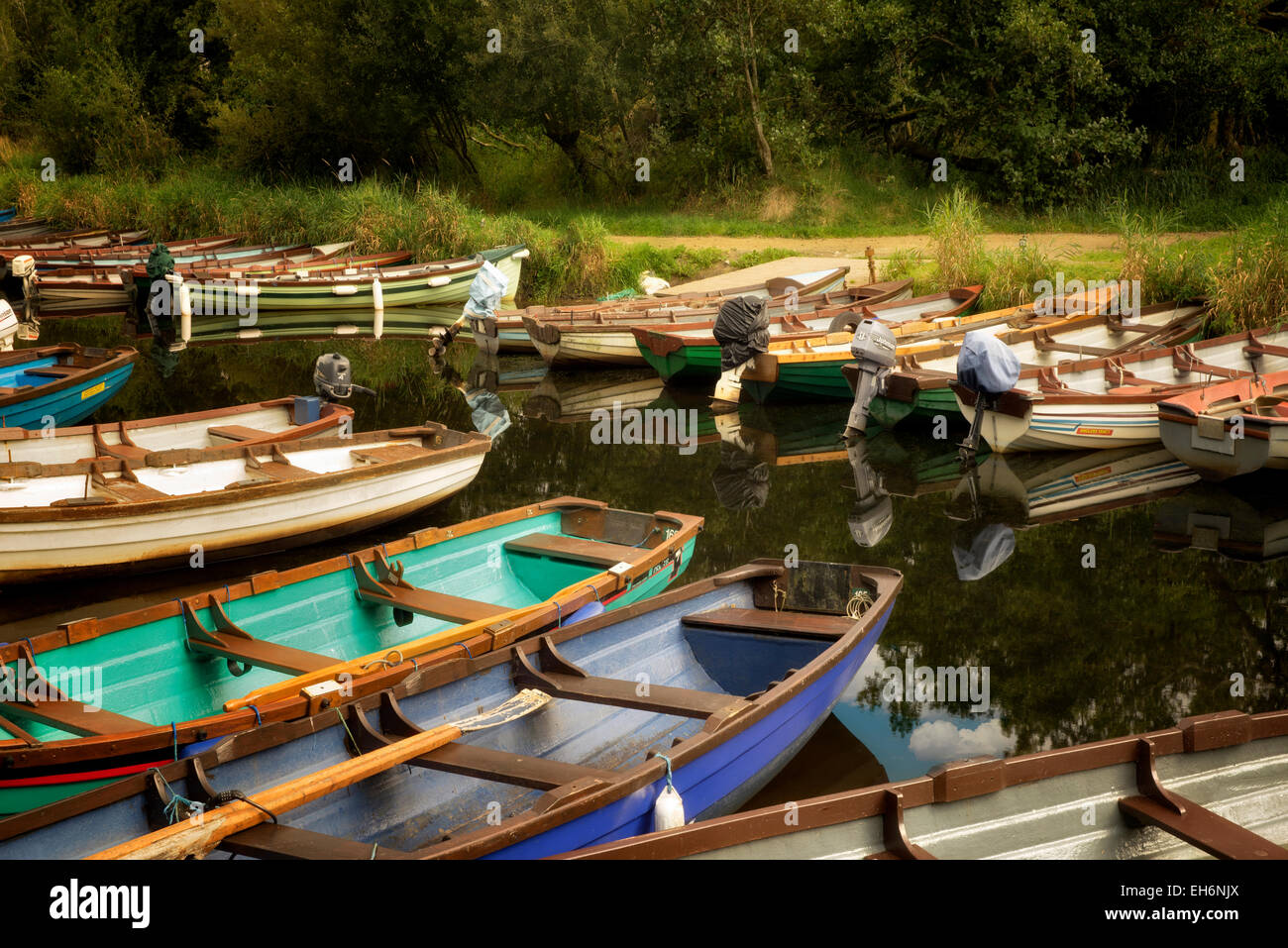 Barche da pesca nel canale di laghi di Killarney. L'Irlanda Foto Stock