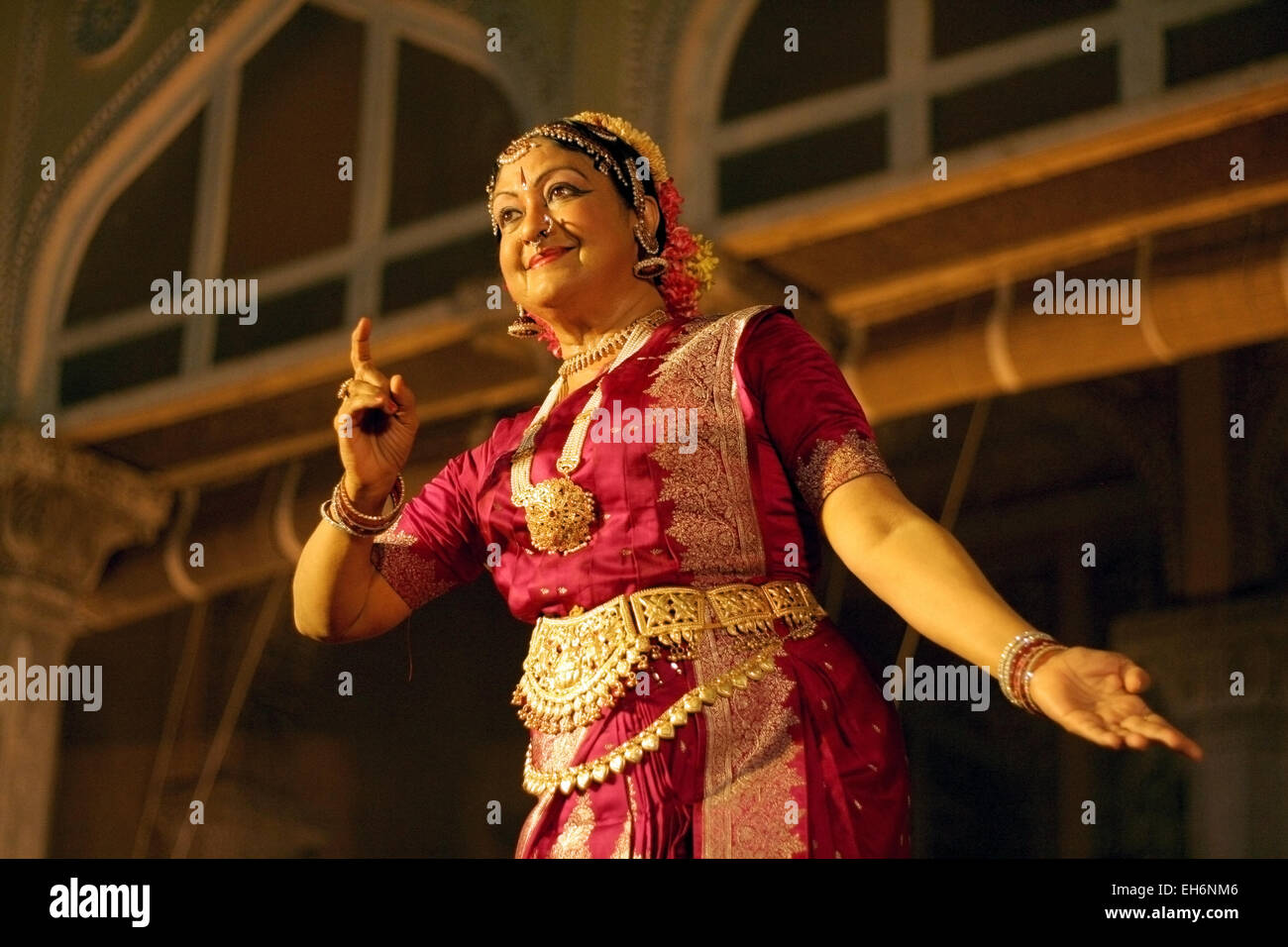 Dr.Padma Subramaniam eseguendo Bharatanatyam a palazzo chowmohalla su Aprile 19,2012 in Hyderabad,AP,l'India. Foto Stock