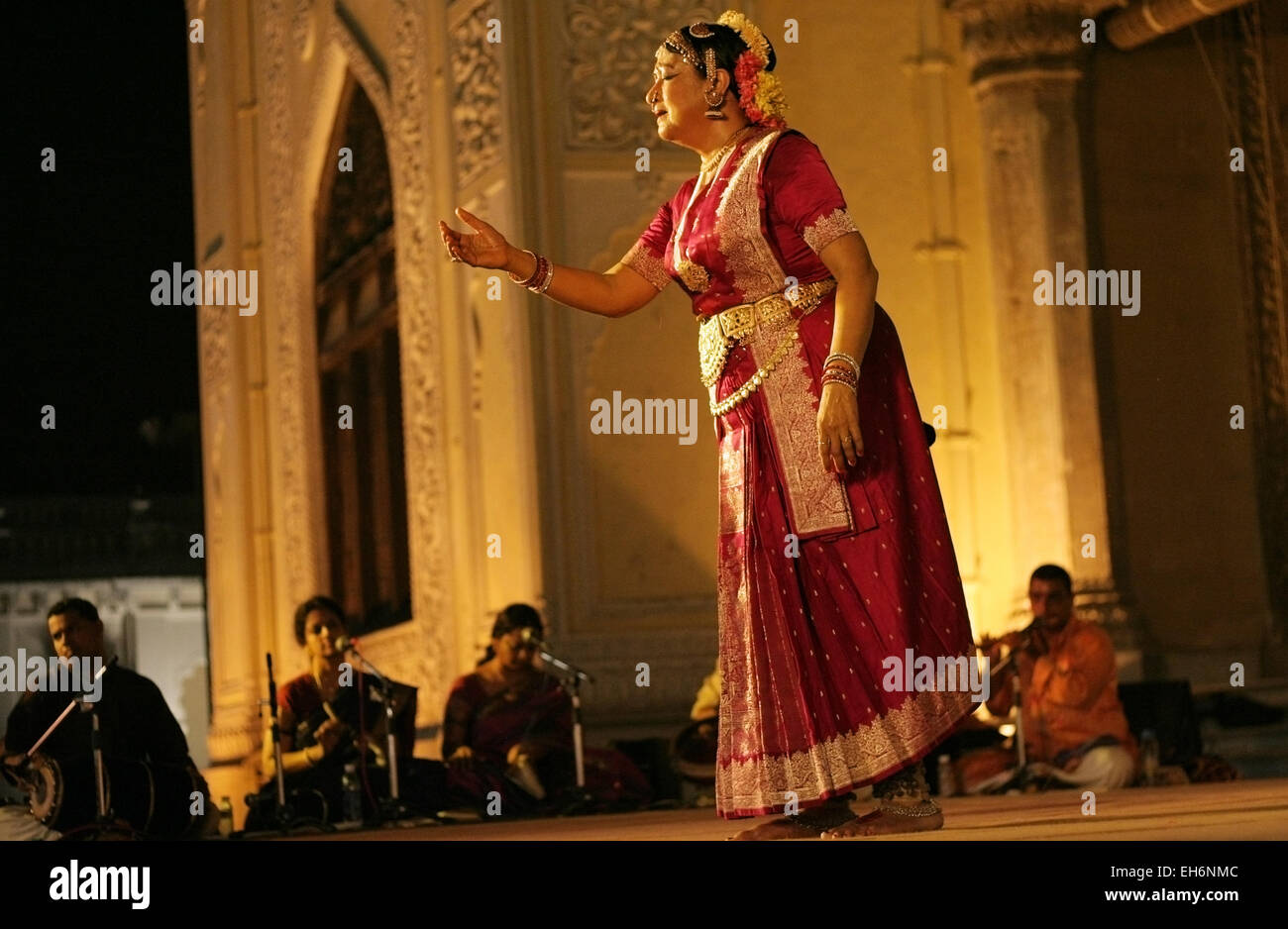 Dr.Padma Subramaniam eseguendo Bharatanatyam a palazzo chowmohalla su Aprile 19,2012 in Hyderabad,AP,l'India. Foto Stock