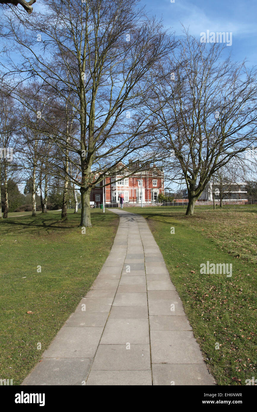 Percorso attraverso parco dall Università di Essex Colchester campus per Wivenhoe House Hotel, Wivenhoe Park, Colchester, Essex, Inghilterra Foto Stock