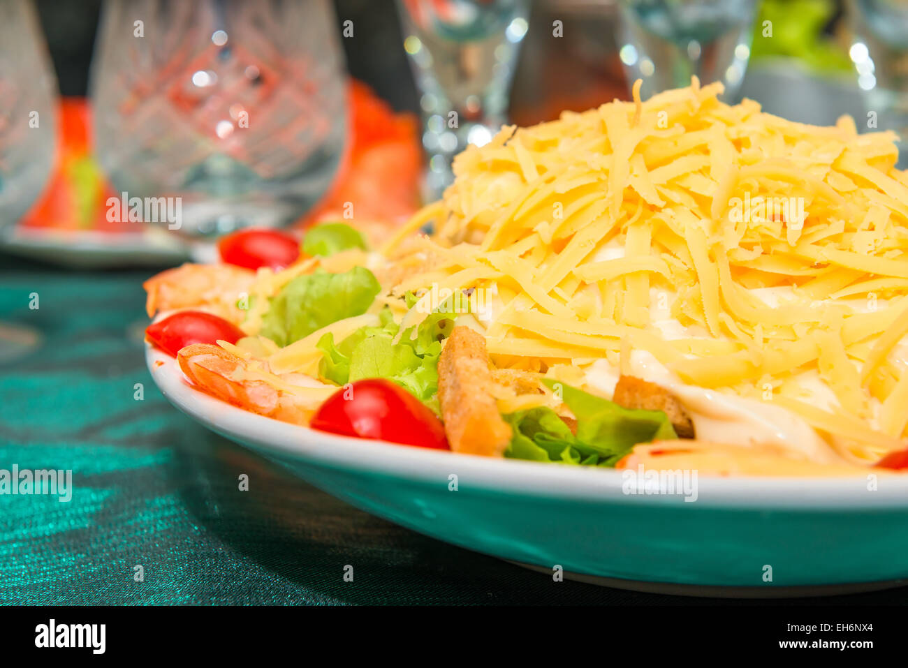 Piastra con insalata Caesar sul tavolo Foto Stock