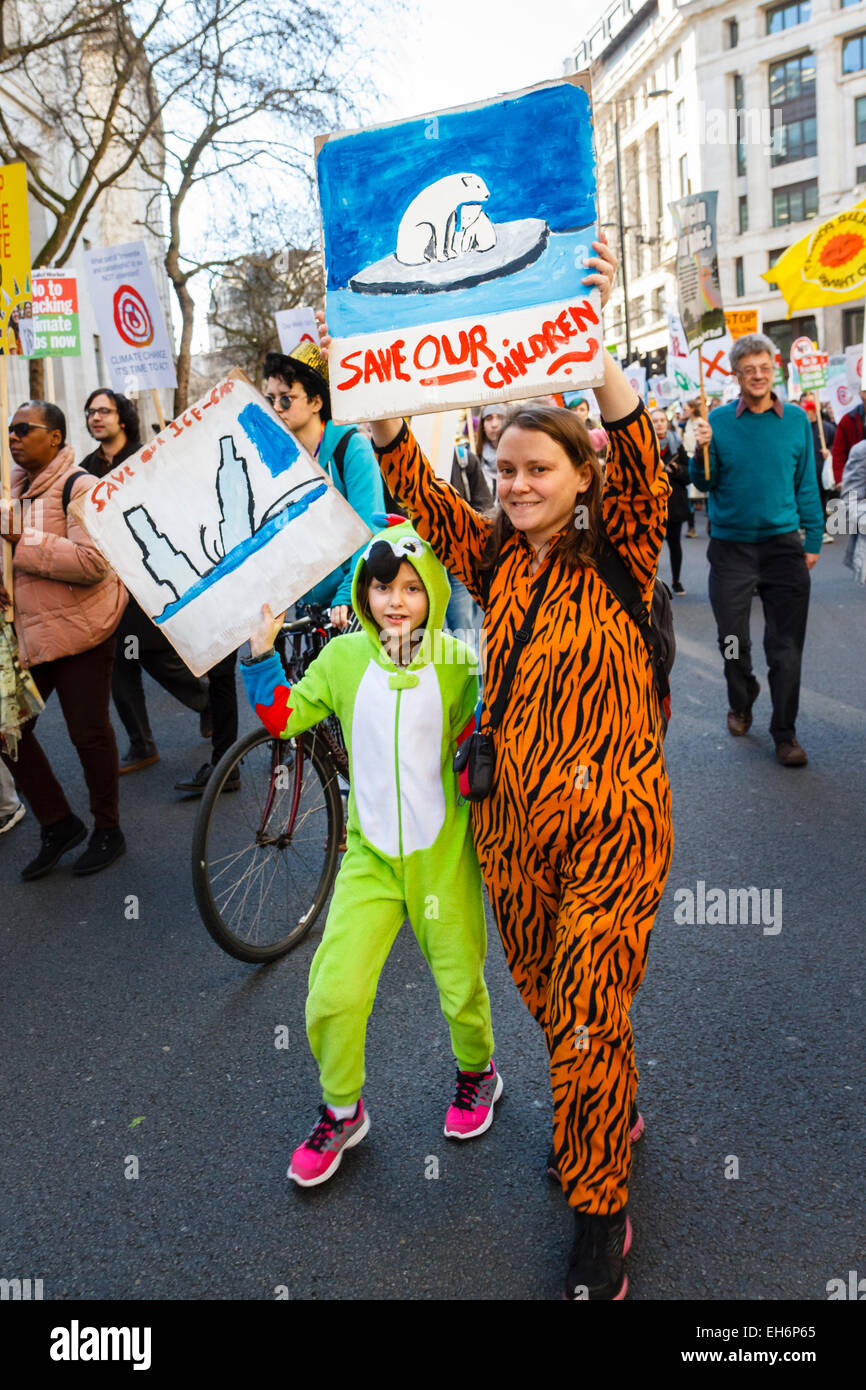 Londra, Regno Unito. 7 Marzo, 2015 " Tempo di azione" il cambiamento climatico marzo. Nella foto: due bambini portano i loro cartelloni evidenziando le questioni del cambiamento climatico durante il mese di marzo a Londra. Foto Stock