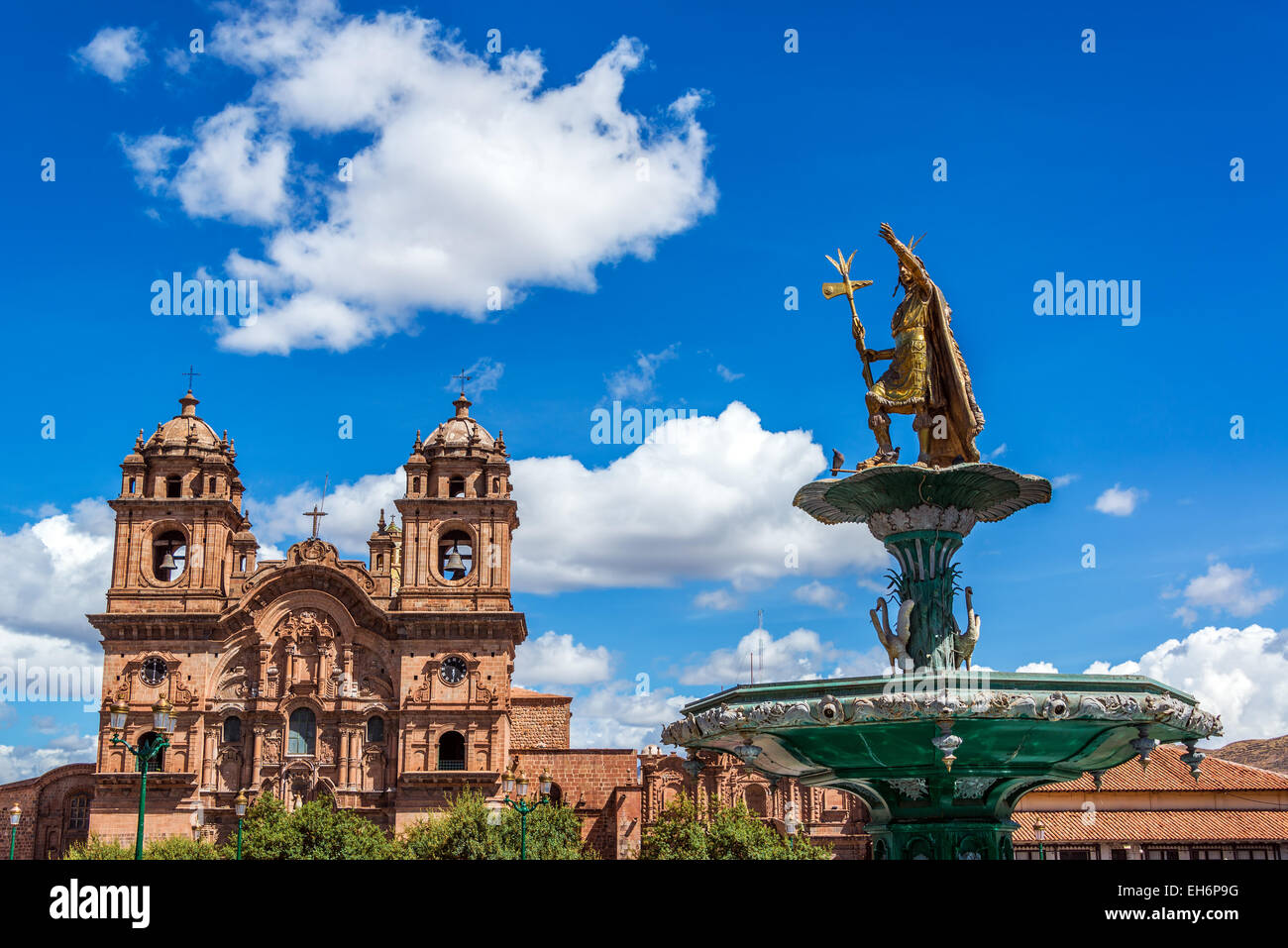 Chiesa e fontana di Inca nella Plaza de Armas di Cusco, Perù Foto Stock