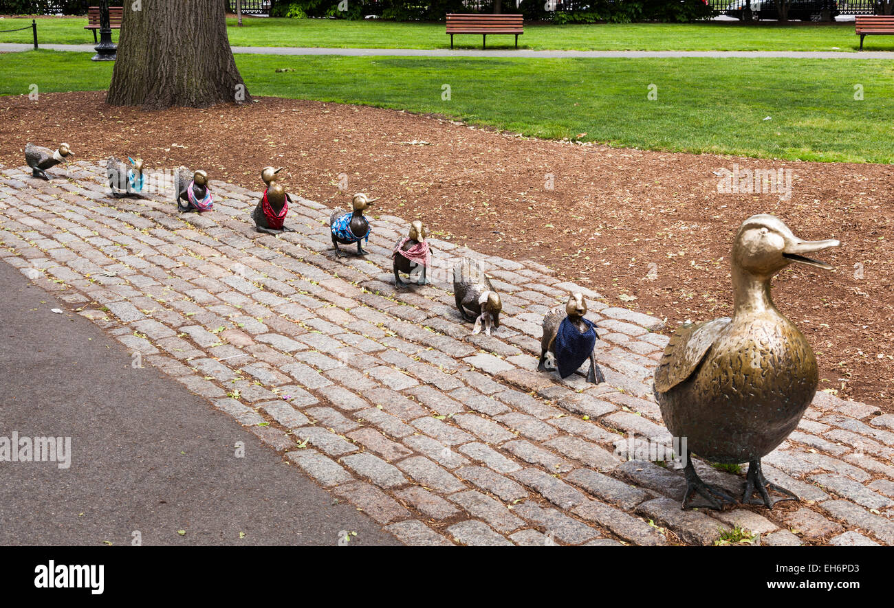 Fare il modo per le ochette scultura di Nancy Schon, Boston Public Garden, Boston, Massachusetts, STATI UNITI D'AMERICA Foto Stock