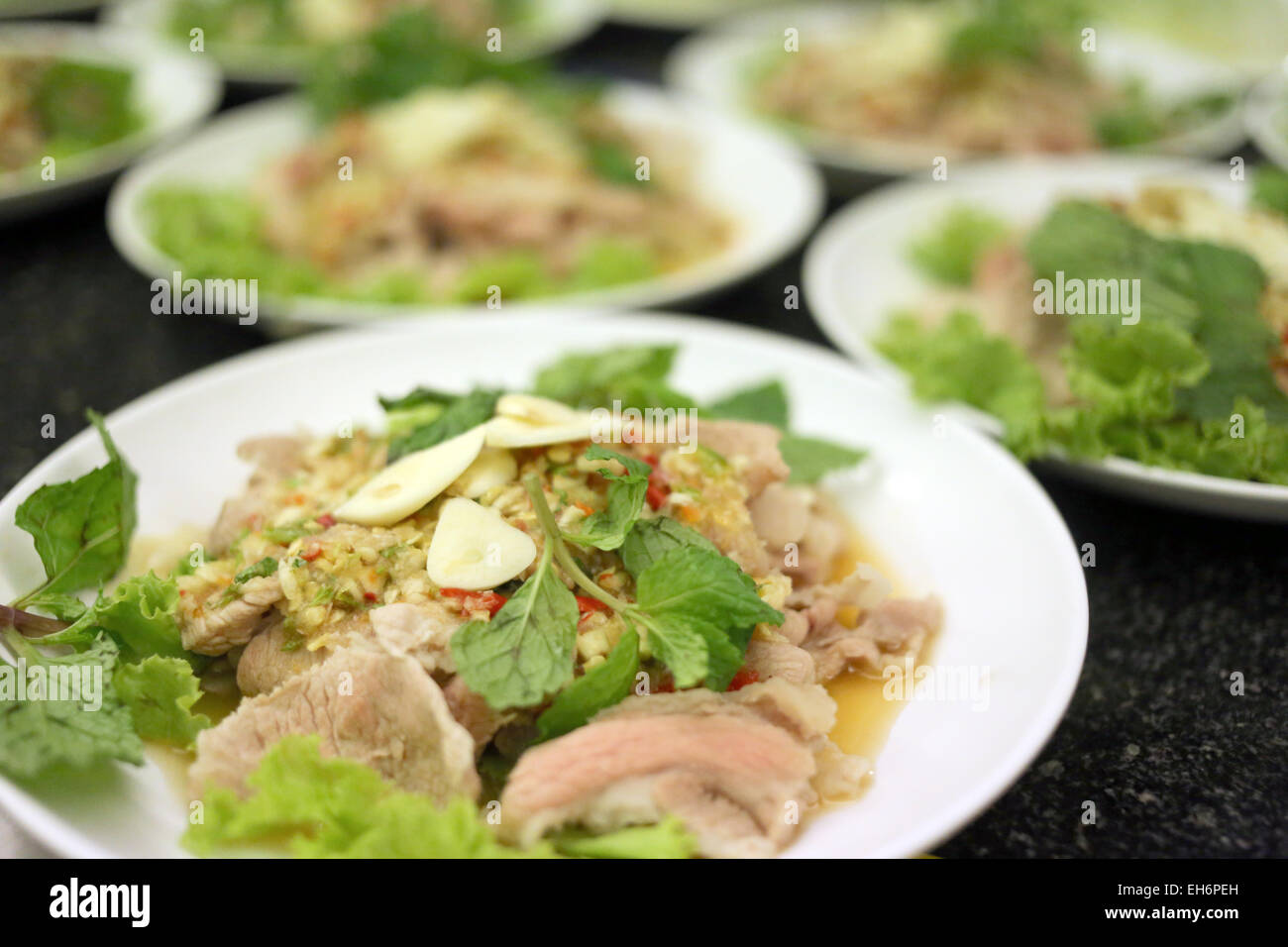 Sour Insalata di carne di maiale è la cucina locale della Thailandia. Foto Stock