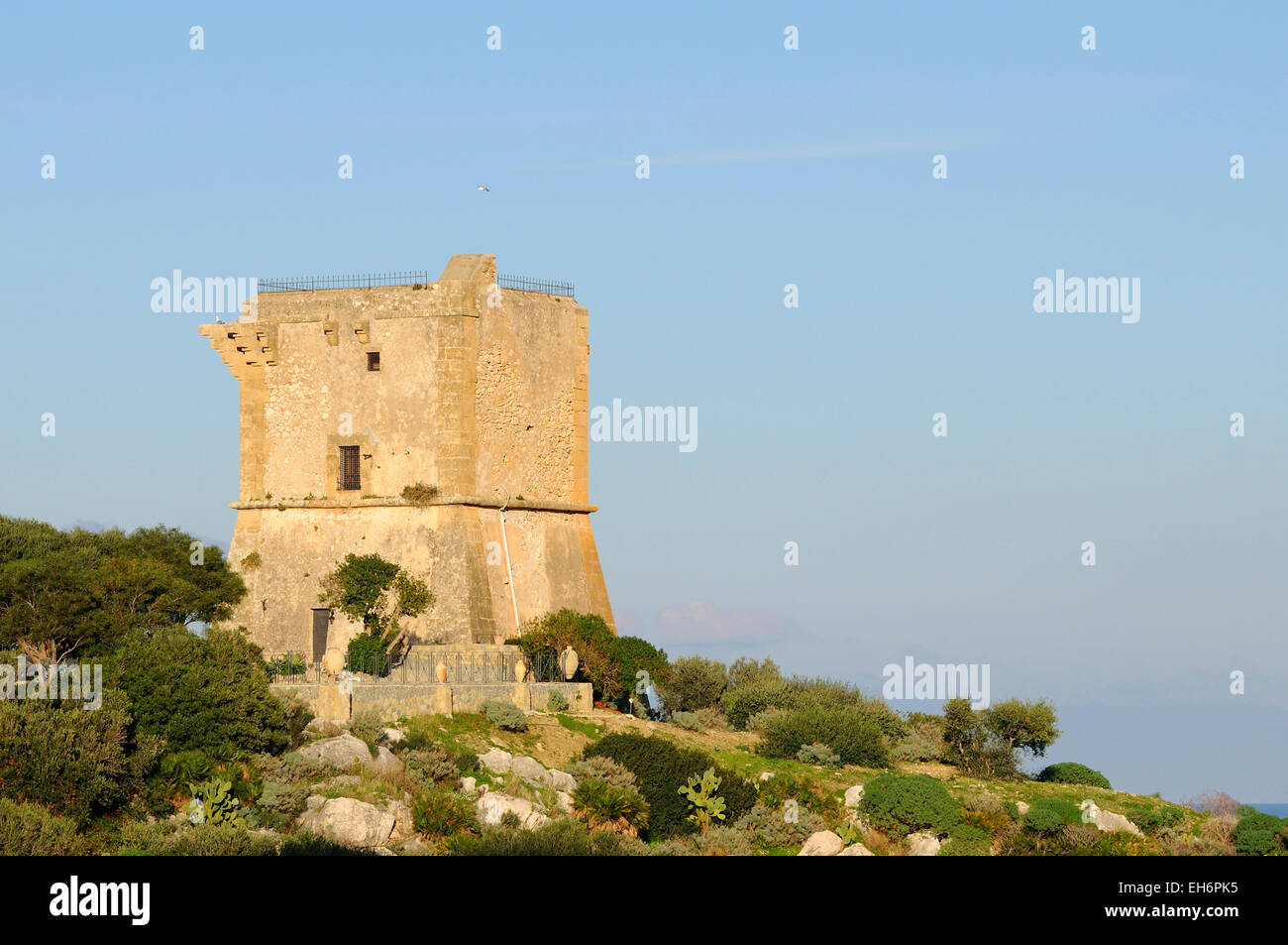 Antica torre di Scopello villaggio sul mare di sfondo, Sicilia, Italia Foto Stock