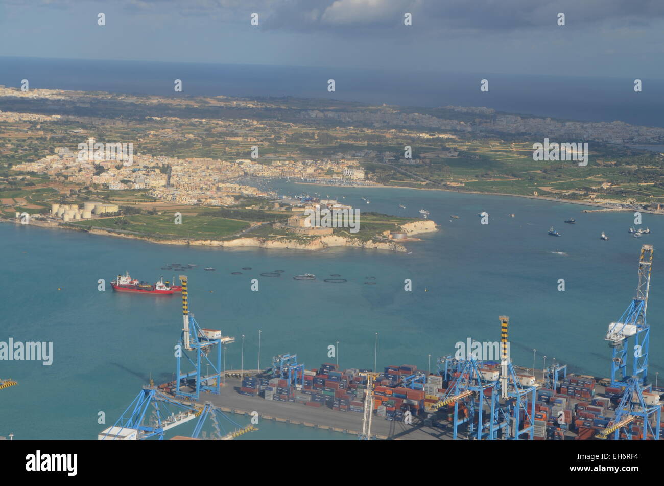 Porto di Malta con Marsaxlokk (Marsa-shlock)villaggio di pescatori significa scirocco. Paese aggiudicati Croce di San Giorgio Foto Stock